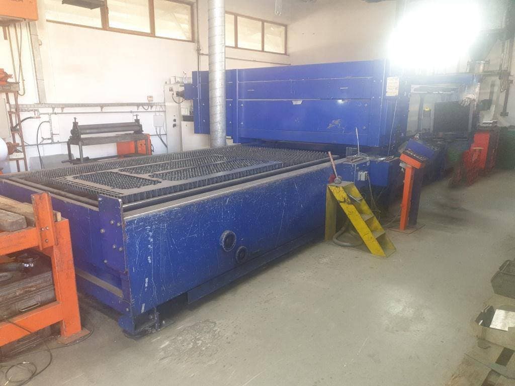 Vista frontale della macchina Bystronic ByStar 3015