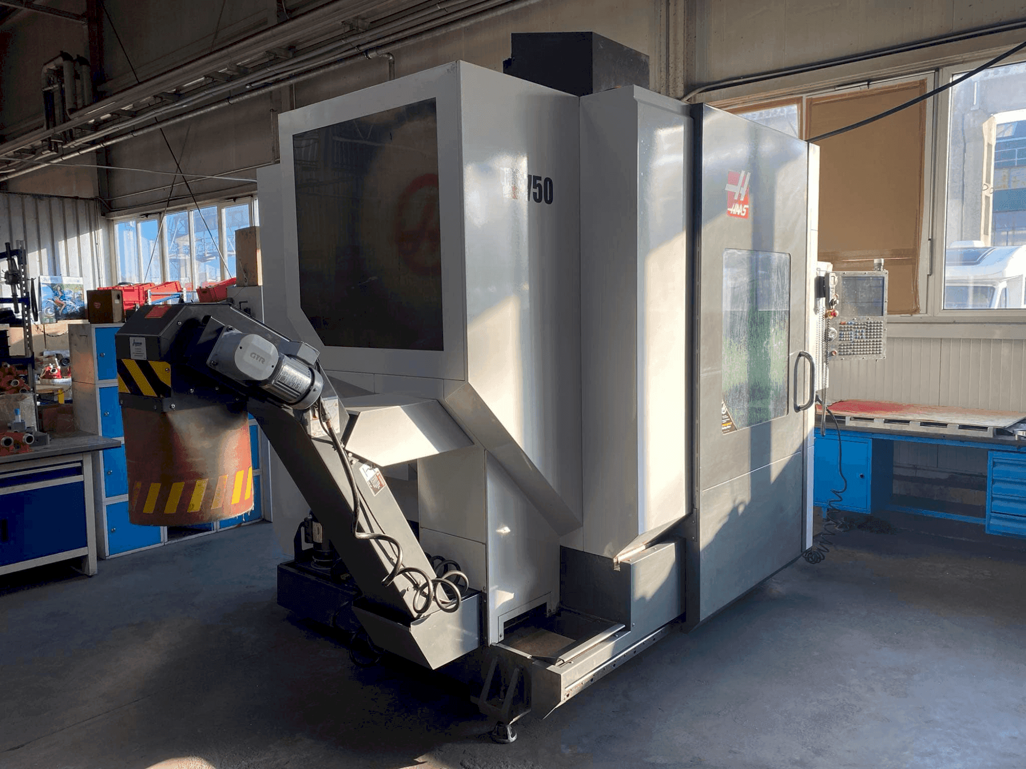 Vista frontale della macchina HAAS UMC-750