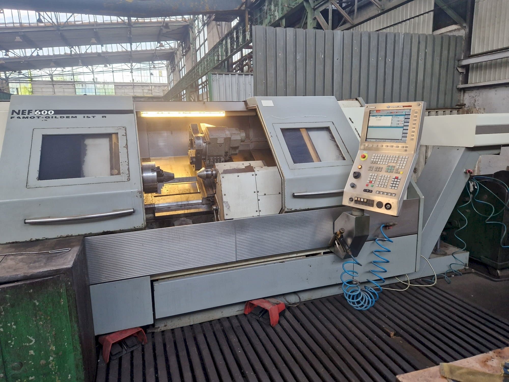 Vista frontale della macchina DMG GILDEMEISTER NEF 600