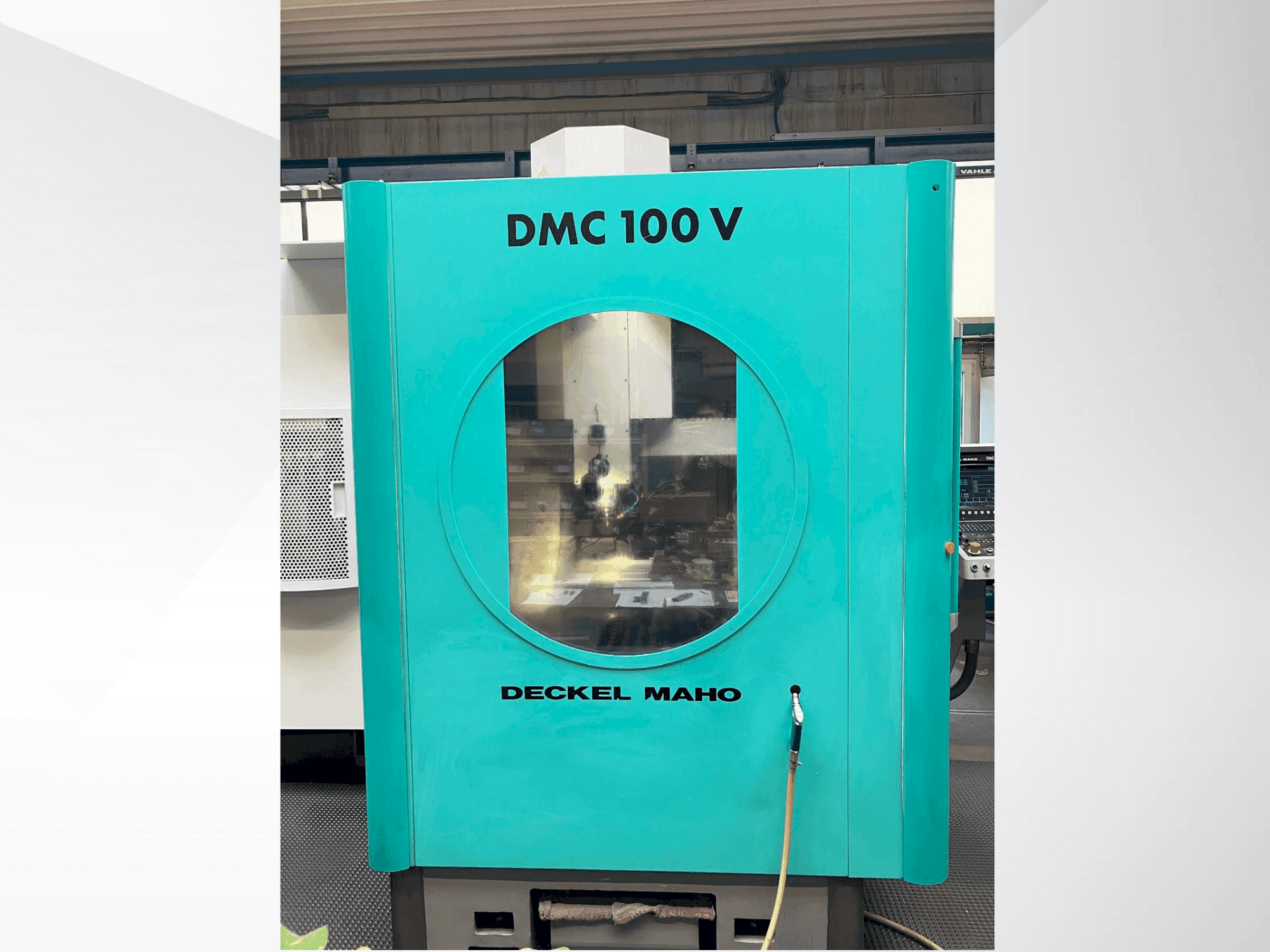 Vista frontale della macchina DECKEL MAHO DMC 100V