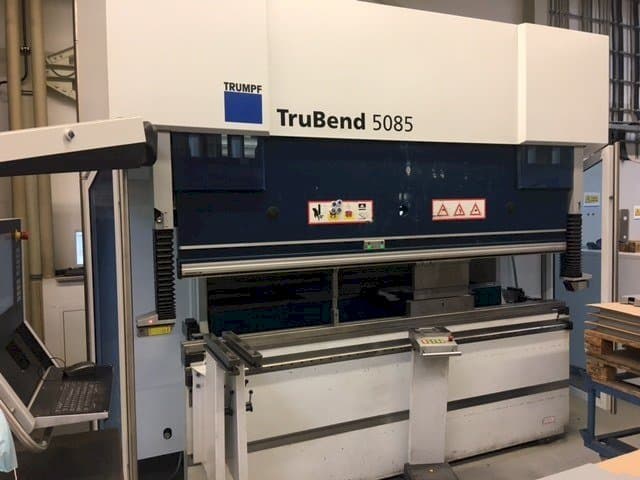 Vista frontale della macchina Trumpf TruBend 5085