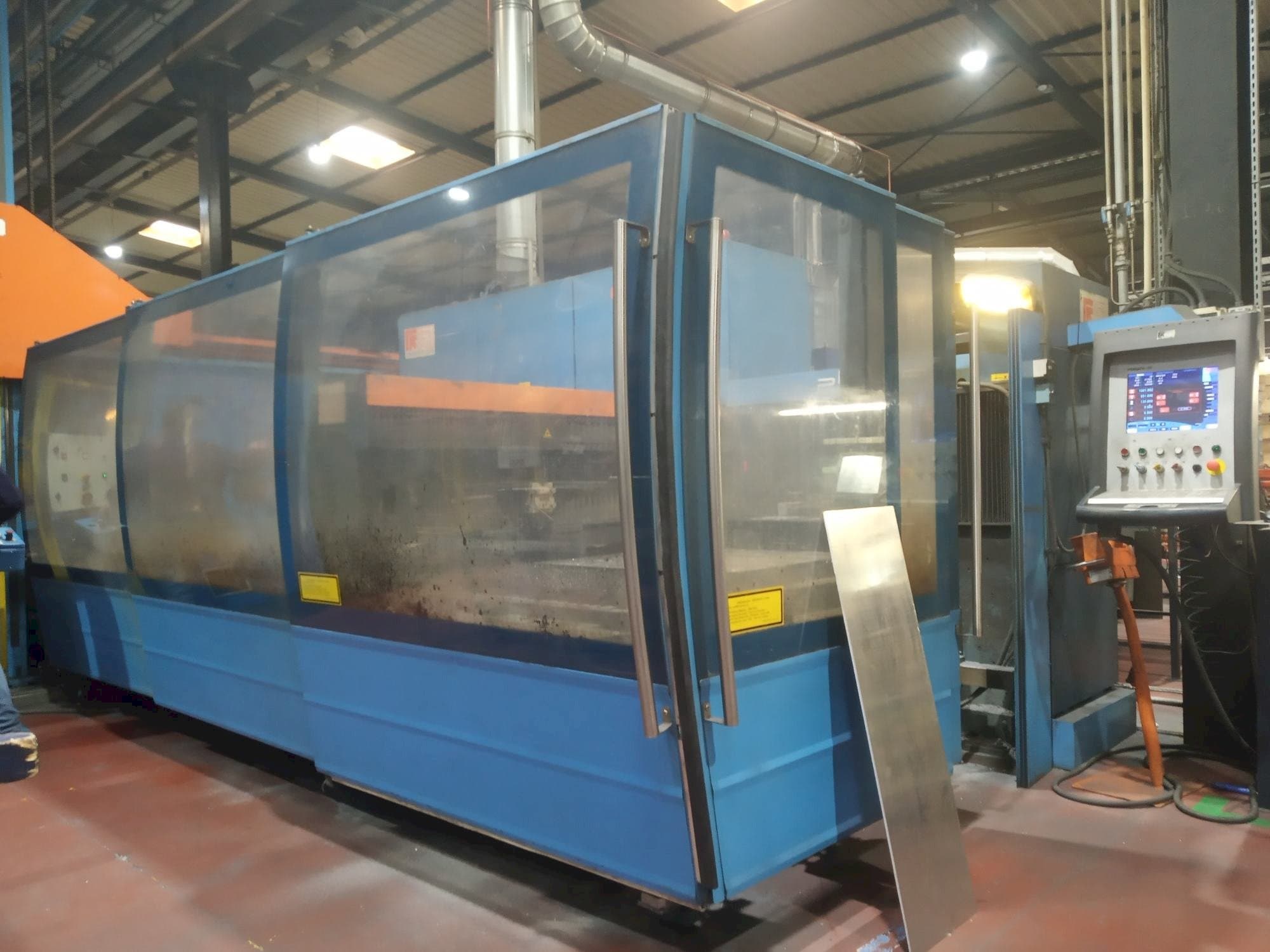 Vista lato sinistro della macchina Prima Power Platino 1530