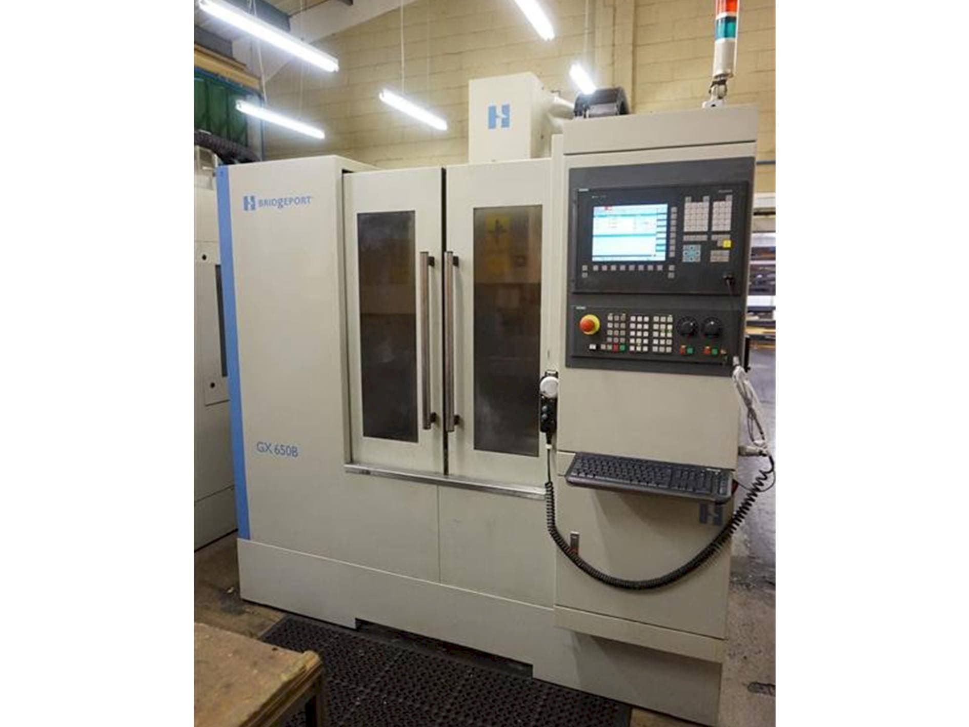 Vista frontale della macchina Bridgeport GX 650 B