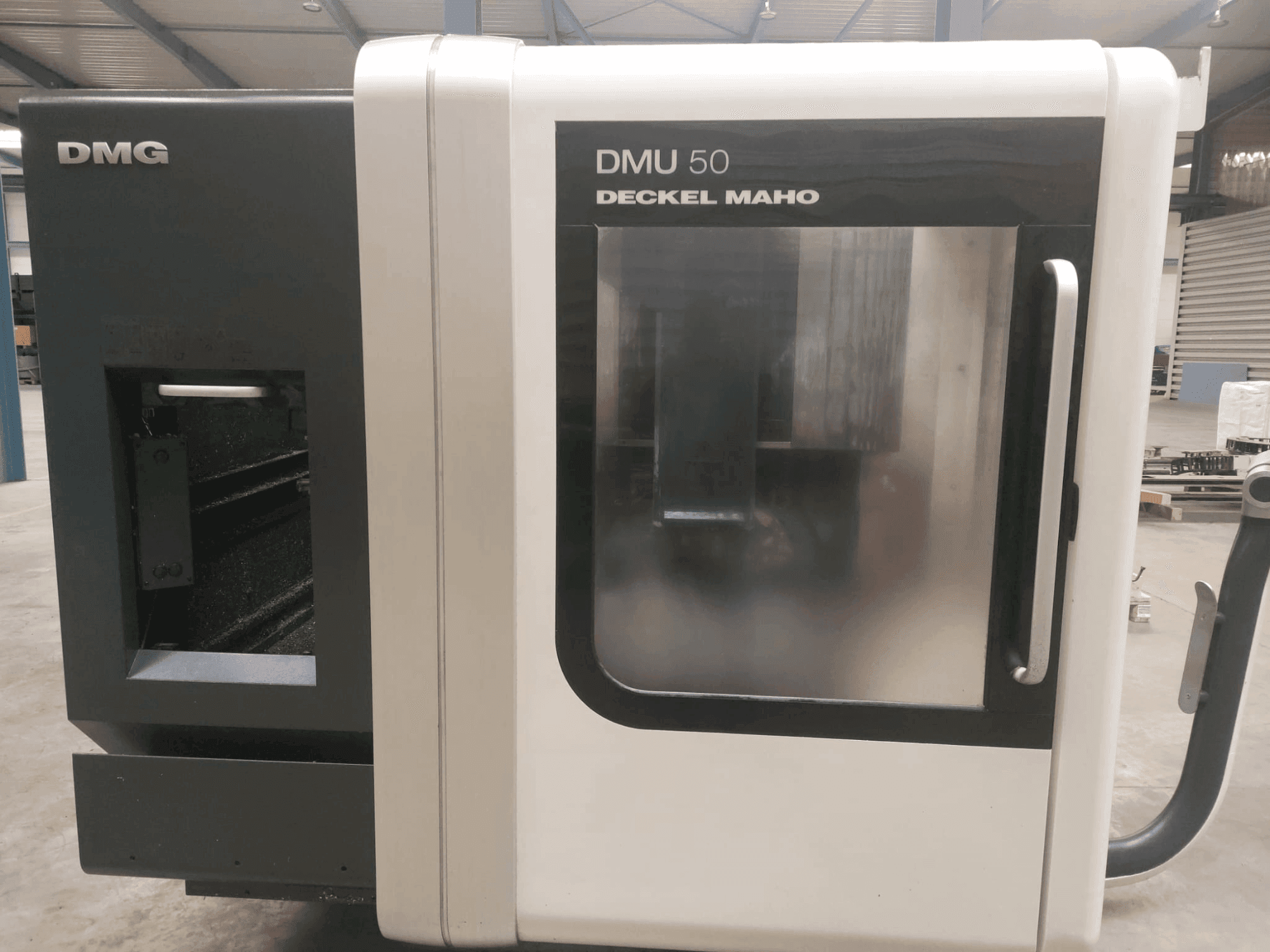 Vista frontale della macchina DMG DECKEL MAHO DMU 50