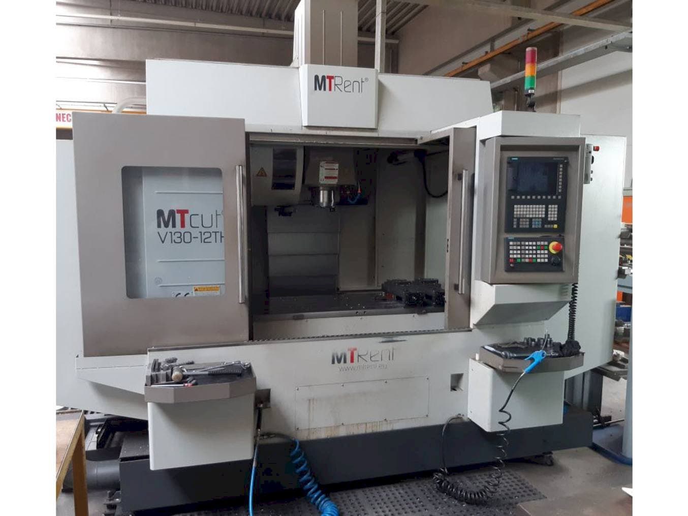 Vista frontale della macchina MTcut V130-12TH