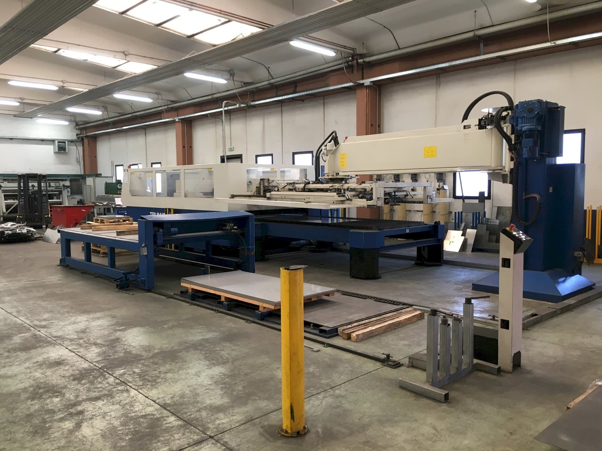 Vista frontale della macchina Trumpf Trumatic L 3030