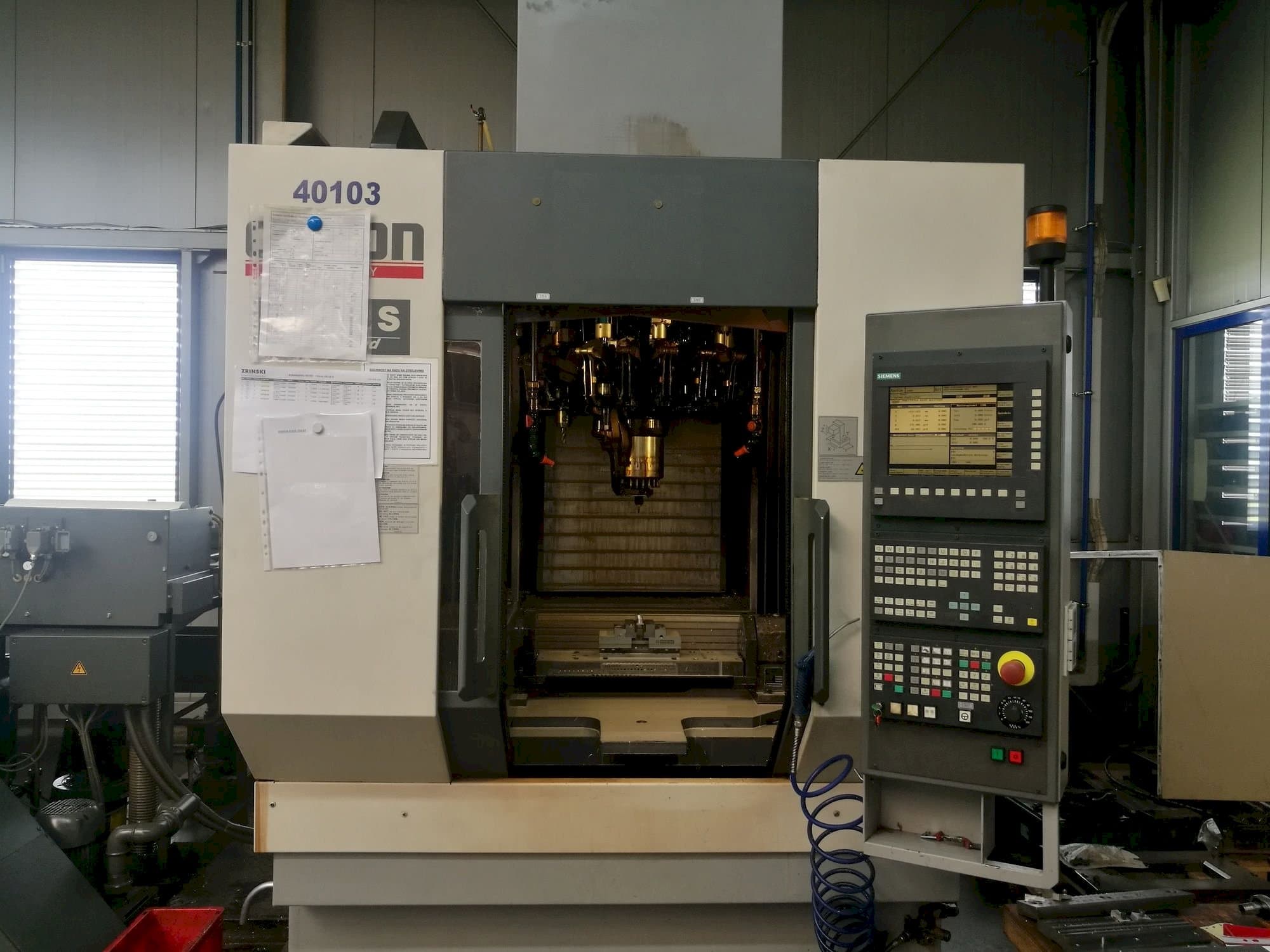 Vista frontale della macchina CHIRON FZ12S