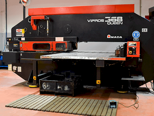 Vista frontale della macchina AMADA Vipros 368 Queen
