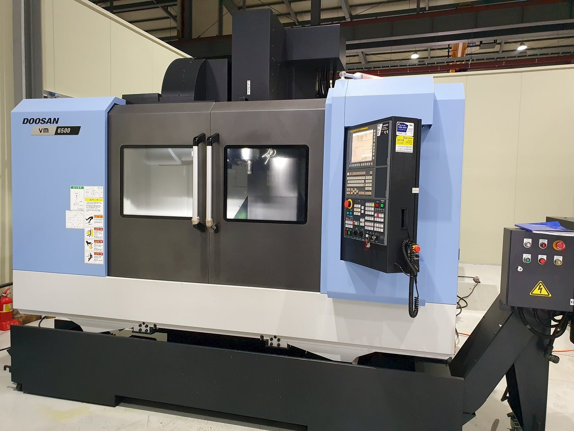 Vista frontale della macchina Doosan VM6500