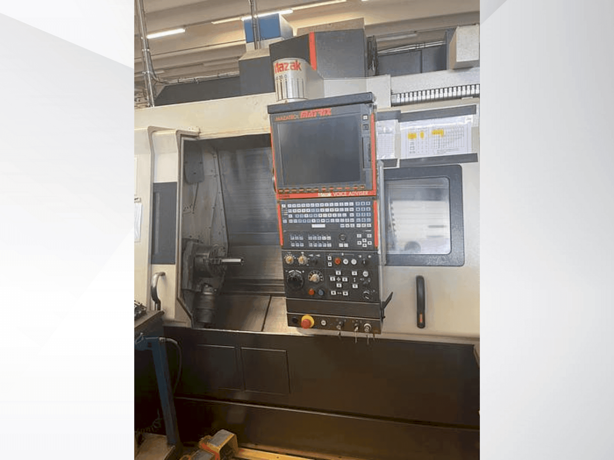 Vista frontale della macchina Mazak INTEGREX 200 IV S