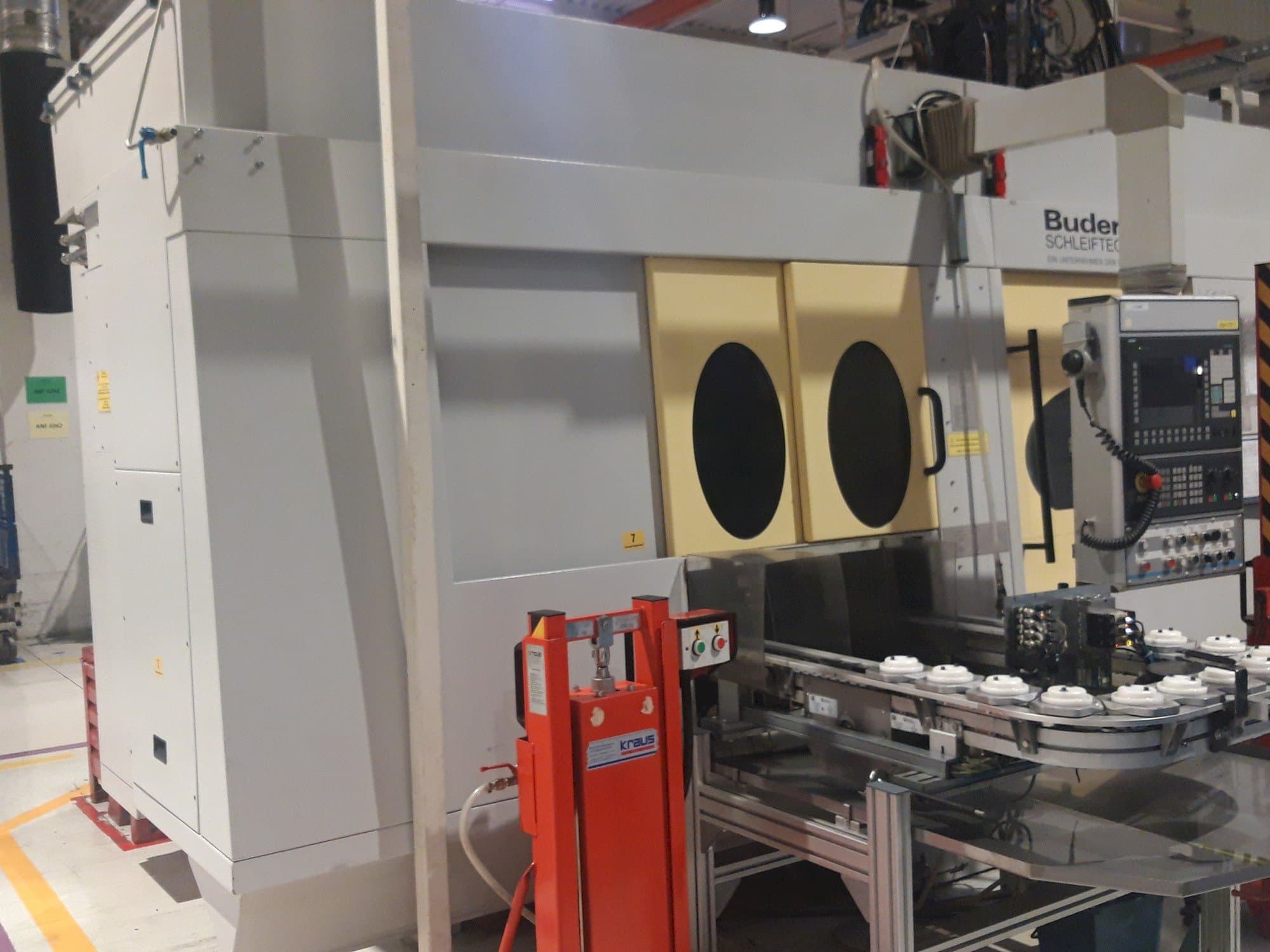 Vista frontale della macchina Budeurus CNC 245 + Automation
