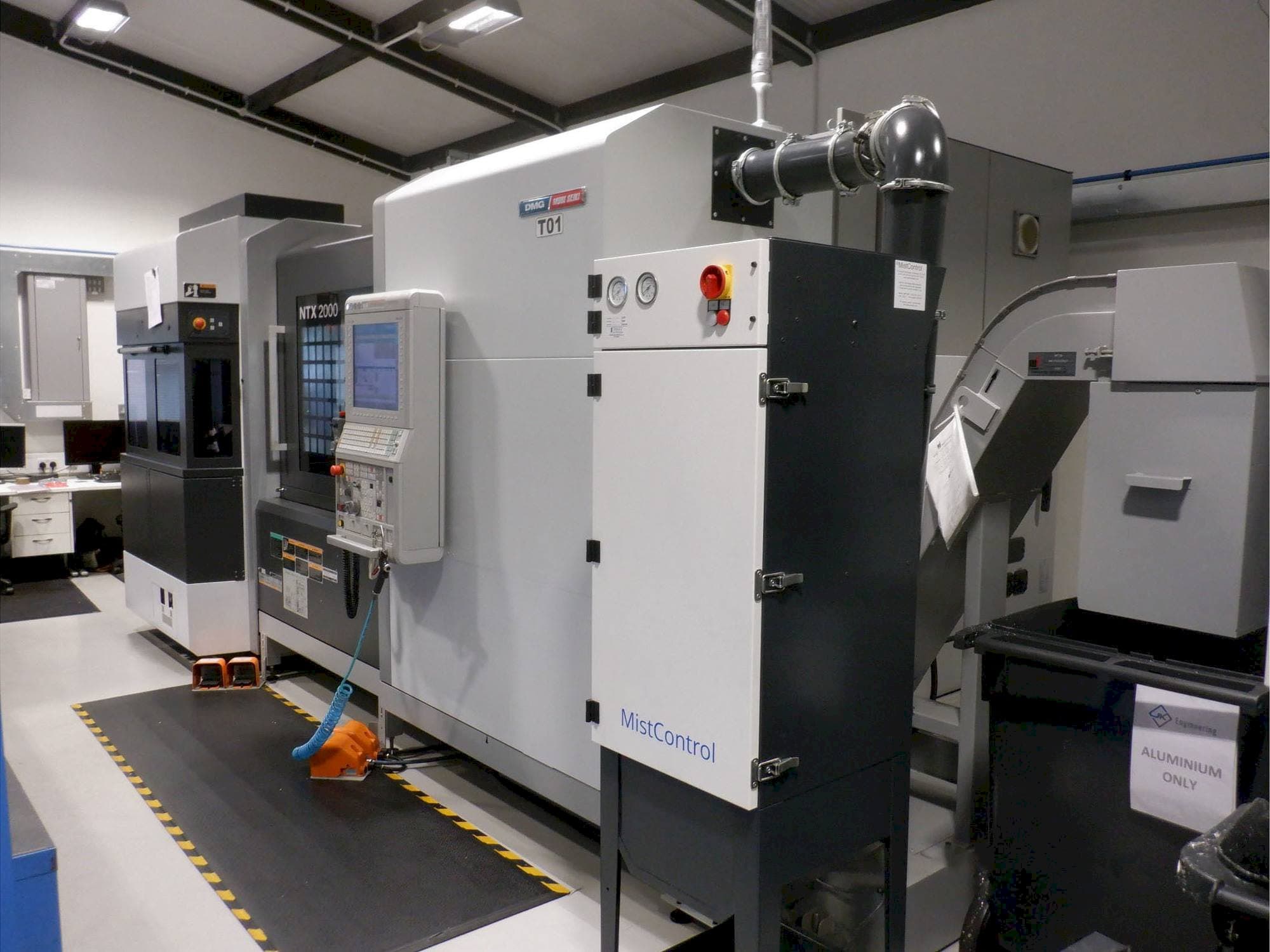 Vista frontale della macchina DMG MORI NTX 2000