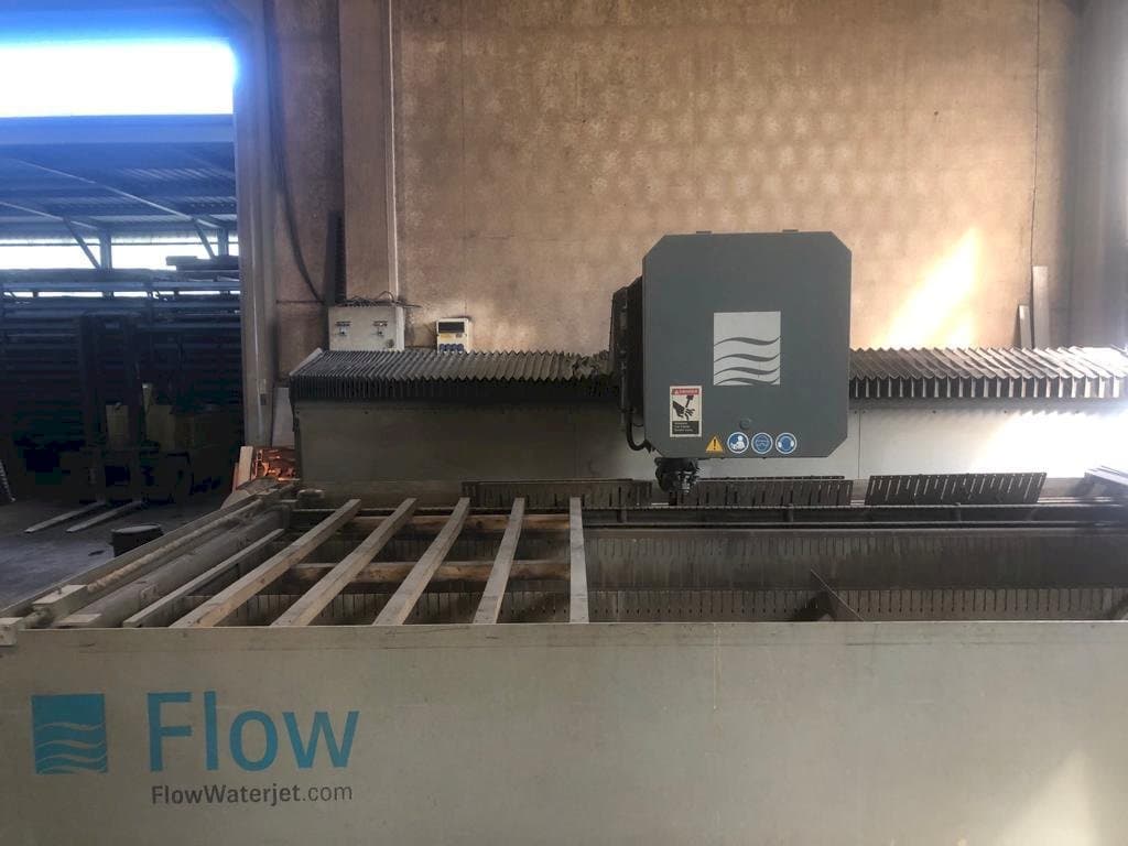 Vista frontale della macchina Flow Mach 4 3D