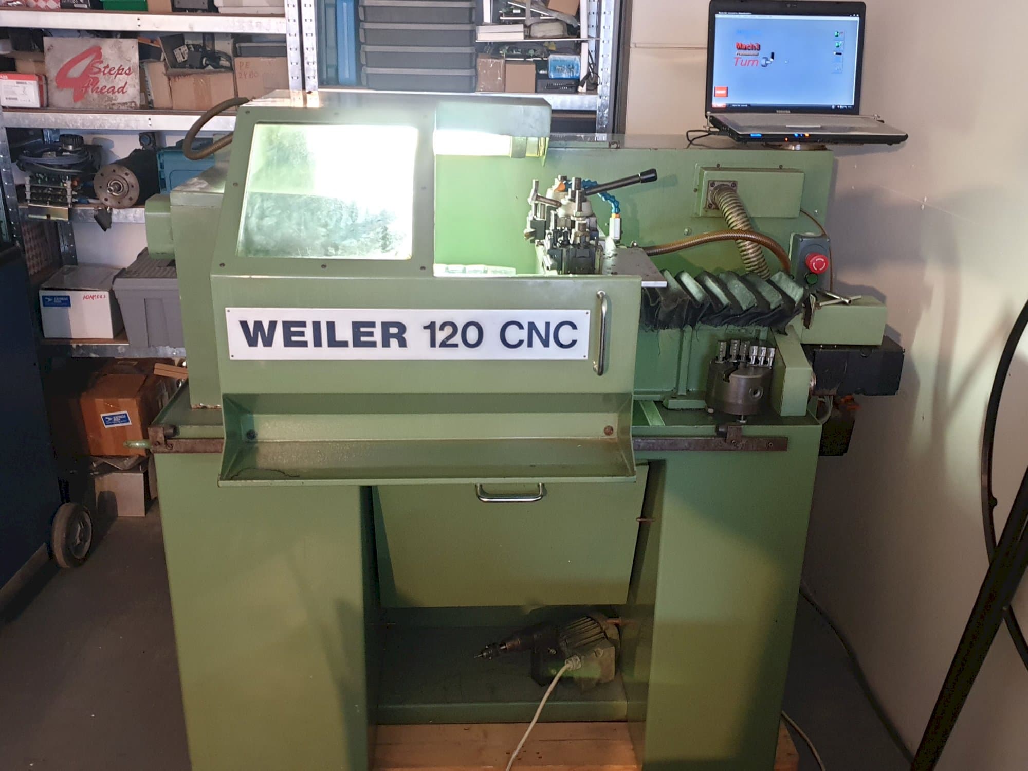 Vista frontale della macchina Weiler 120 CNC