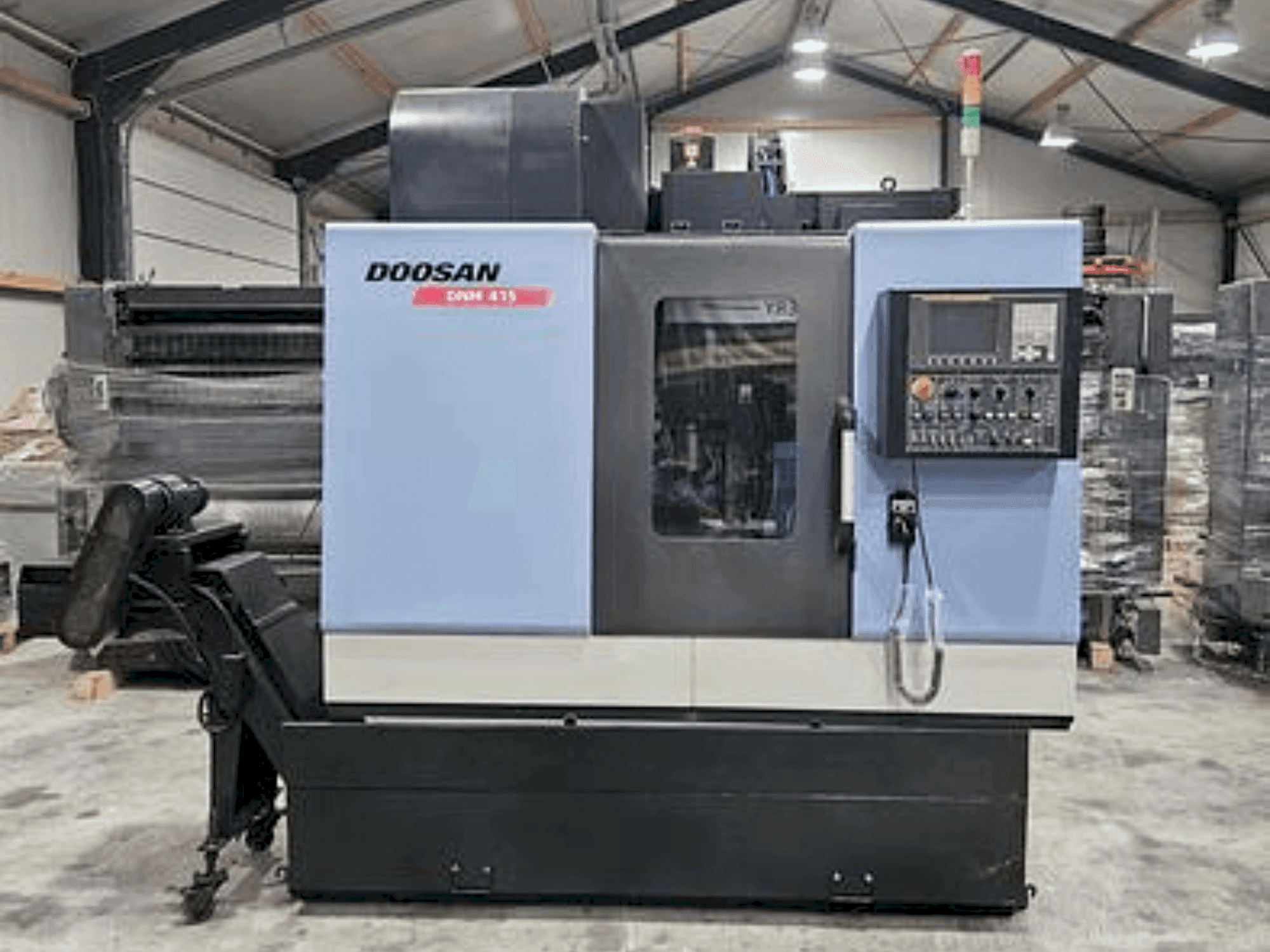 Vista frontale della macchina DOOSAN DNM 415 (2015)