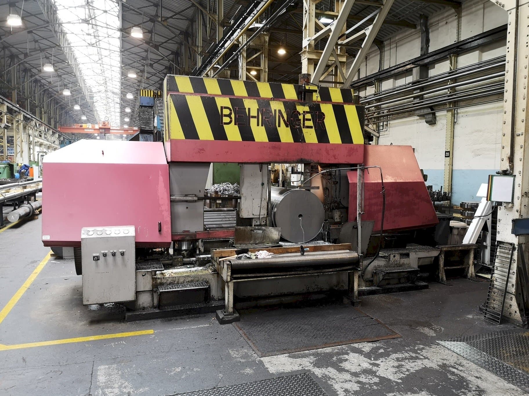 Vista frontale della macchina Behringer HBP1080/1700 A/CNC