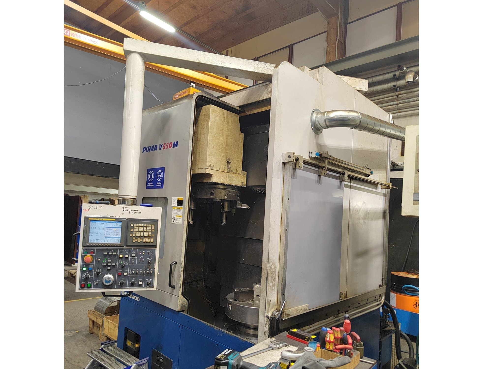 Vista frontale della macchina Doosan Puma V550M