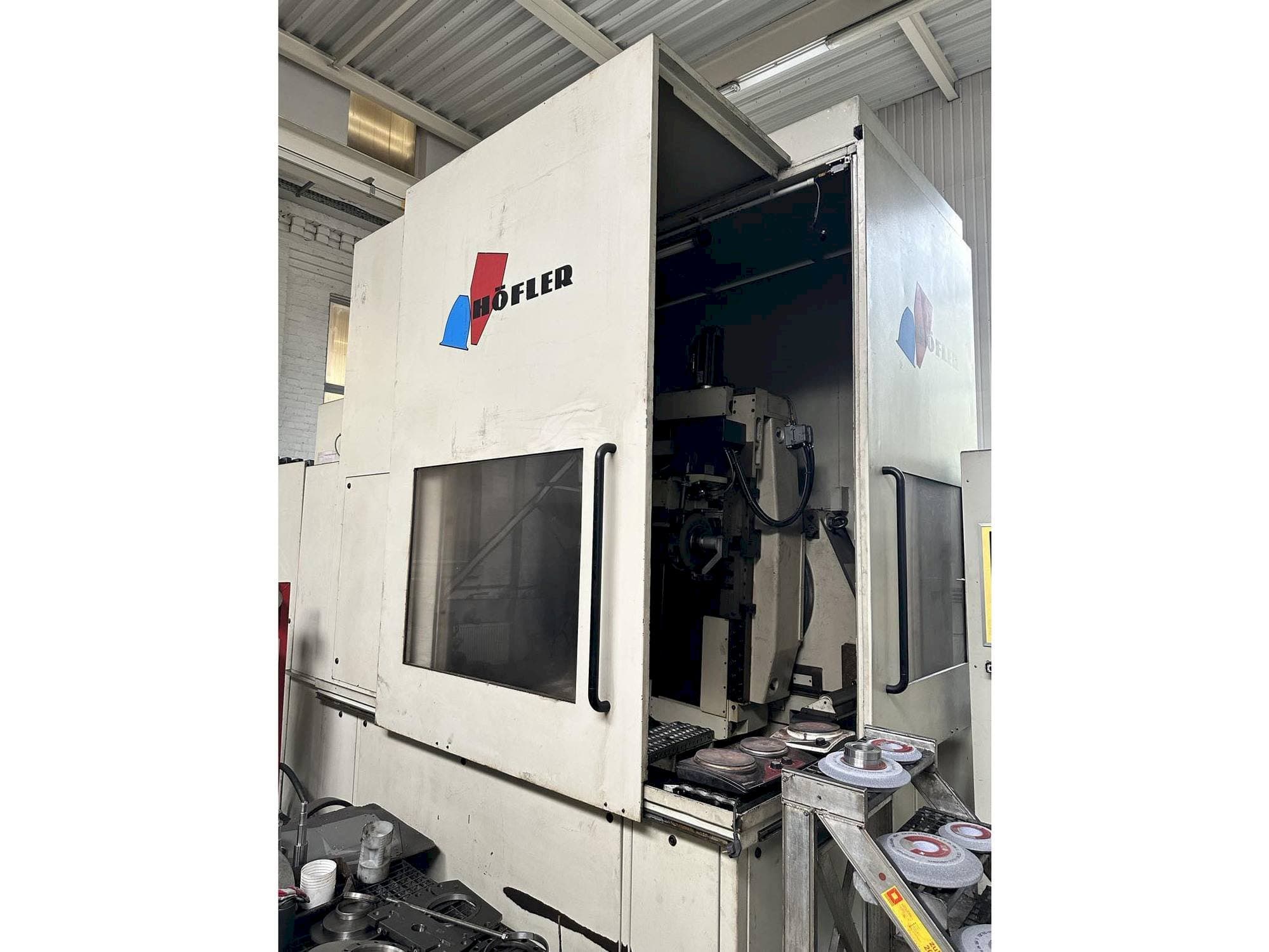 Vista frontale della macchina HOFLER NOVA CNC 1000
