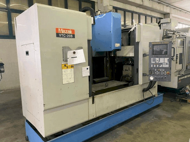 Vista frontale della macchina Mazak VTC-20B