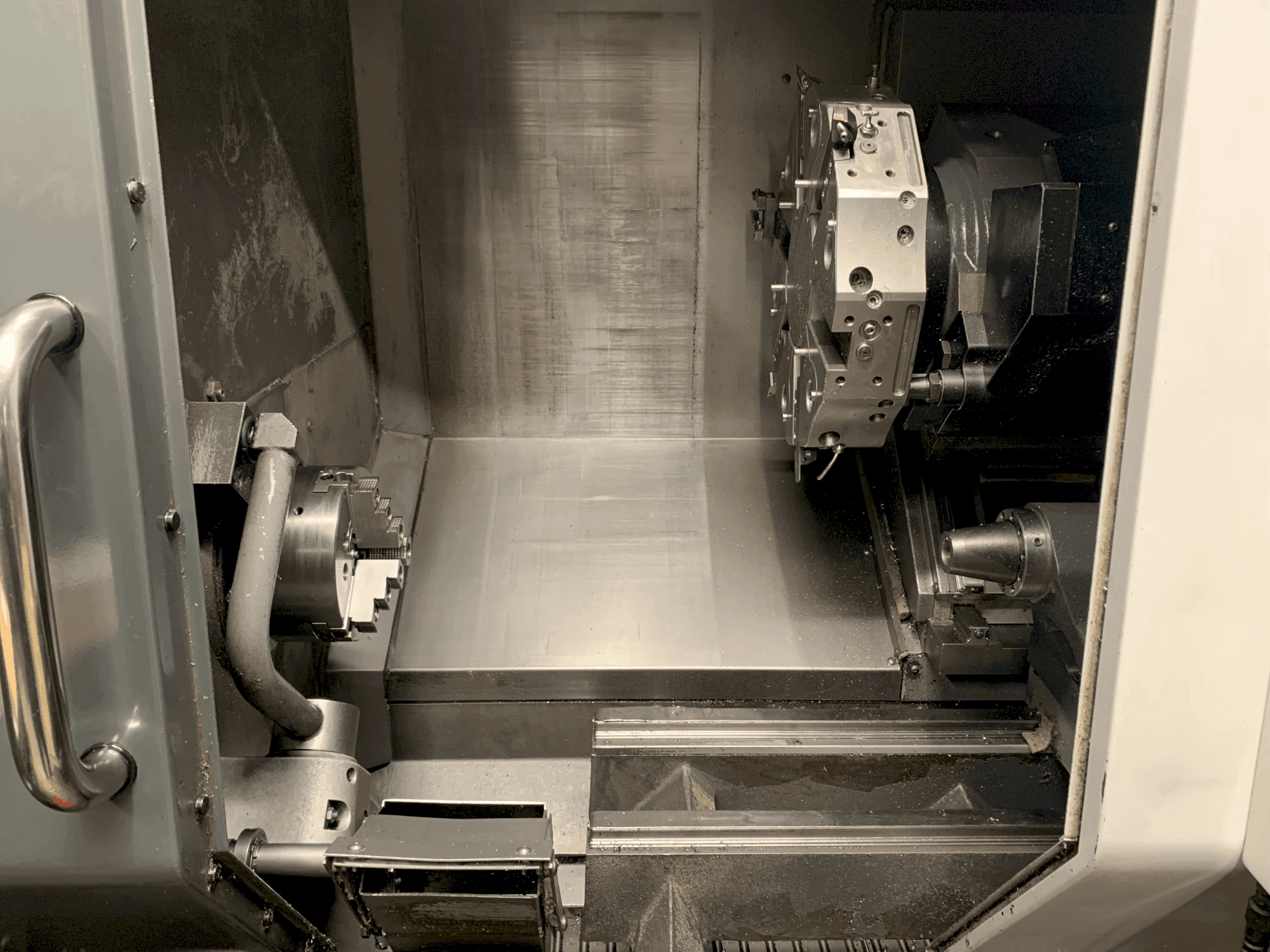 Vista frontale della macchina HAAS ST-20Y