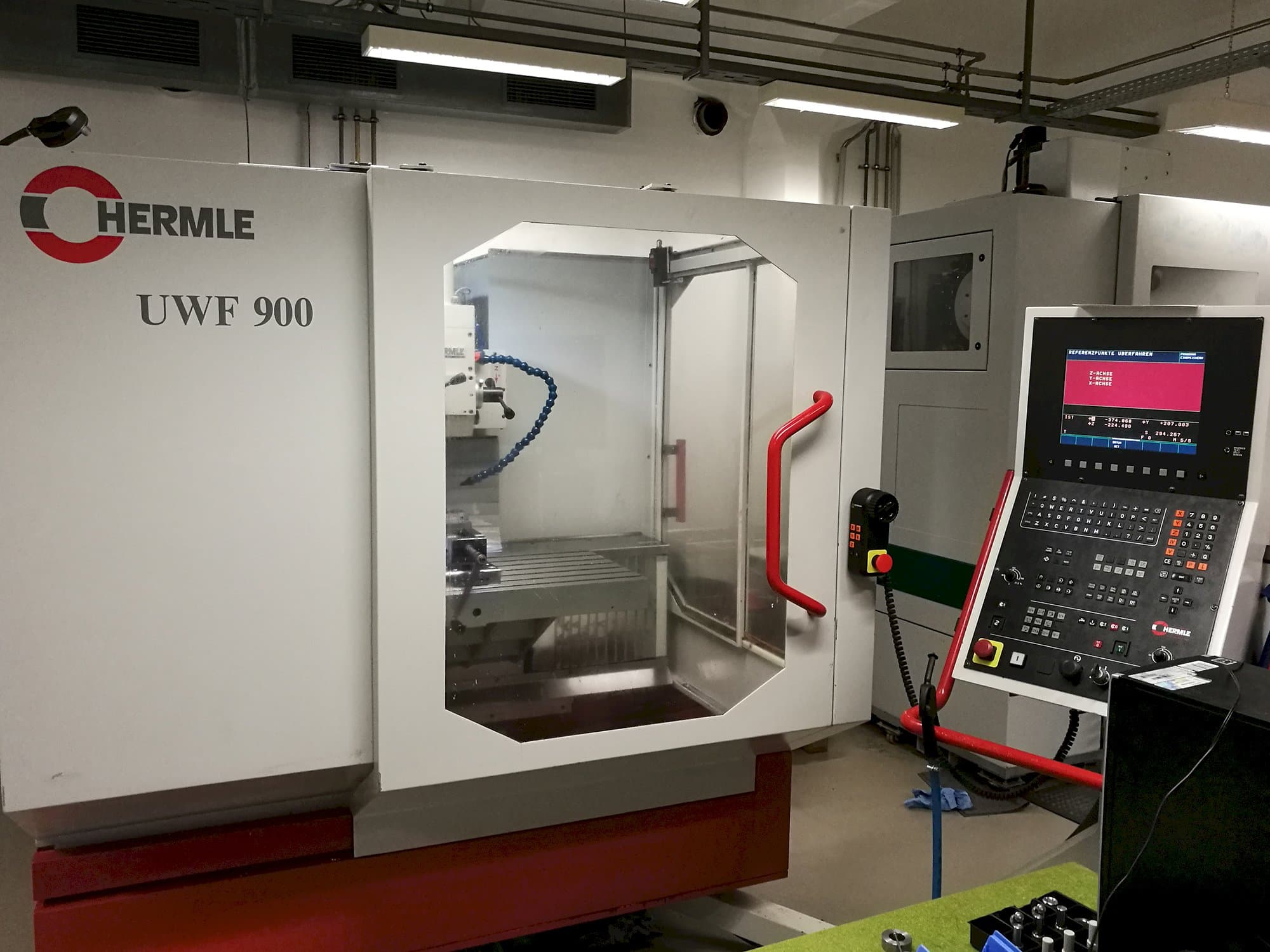 Vista lato sinistro della macchina HERMLE UWF 900
