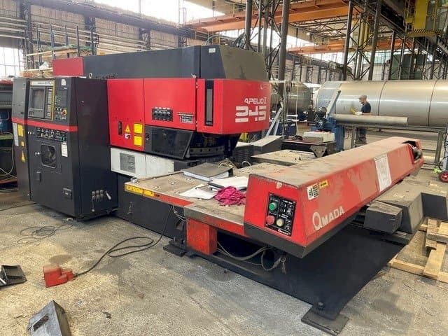 Vista frontale della macchina AMADA Apelio II 245