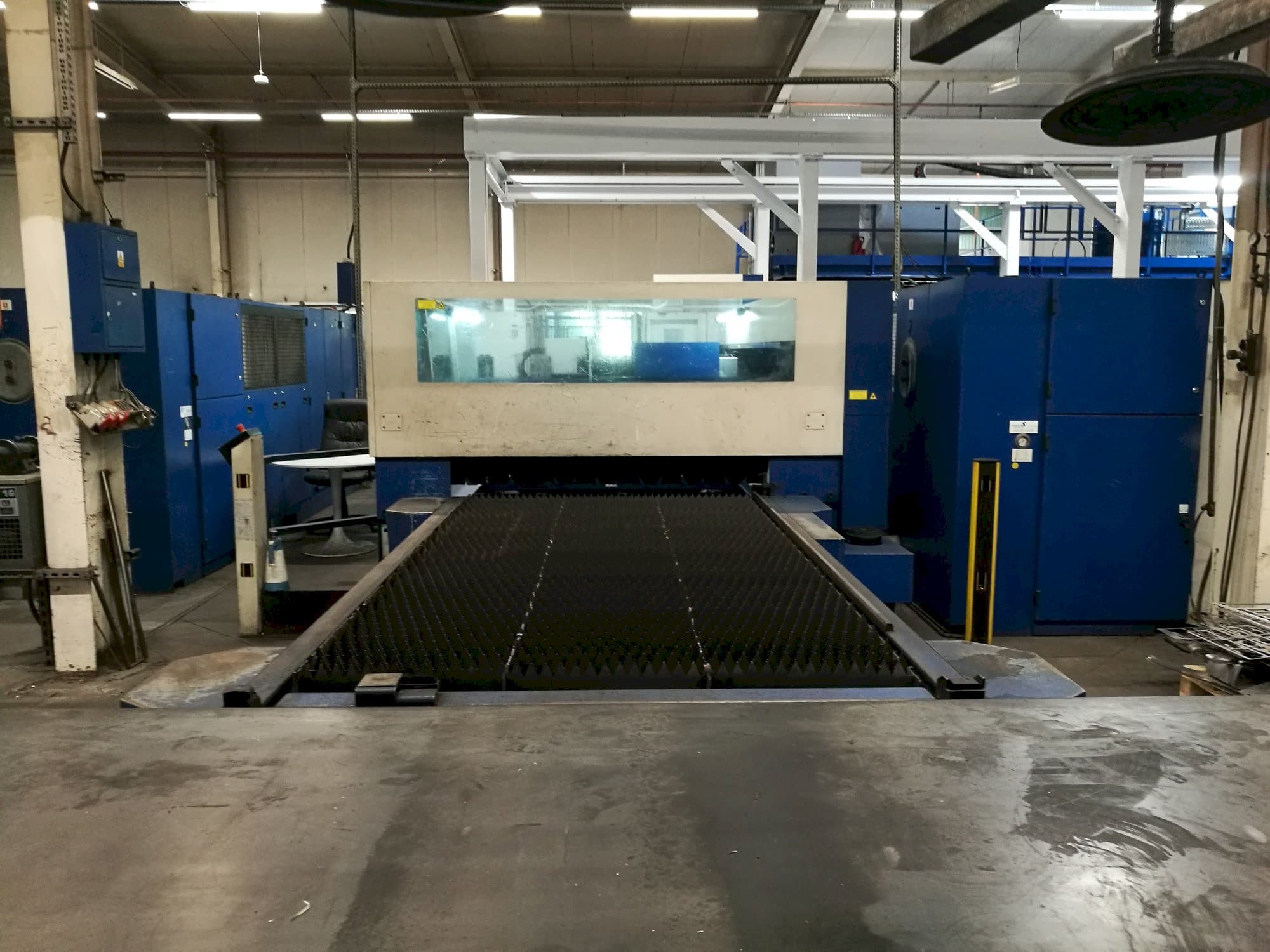 Vista frontale della macchina Trumpf Trumatic L3050