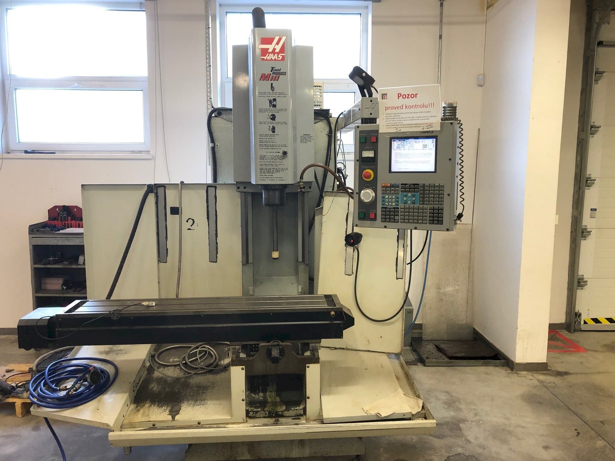 Vista frontale della macchina HAAS TM-2HE