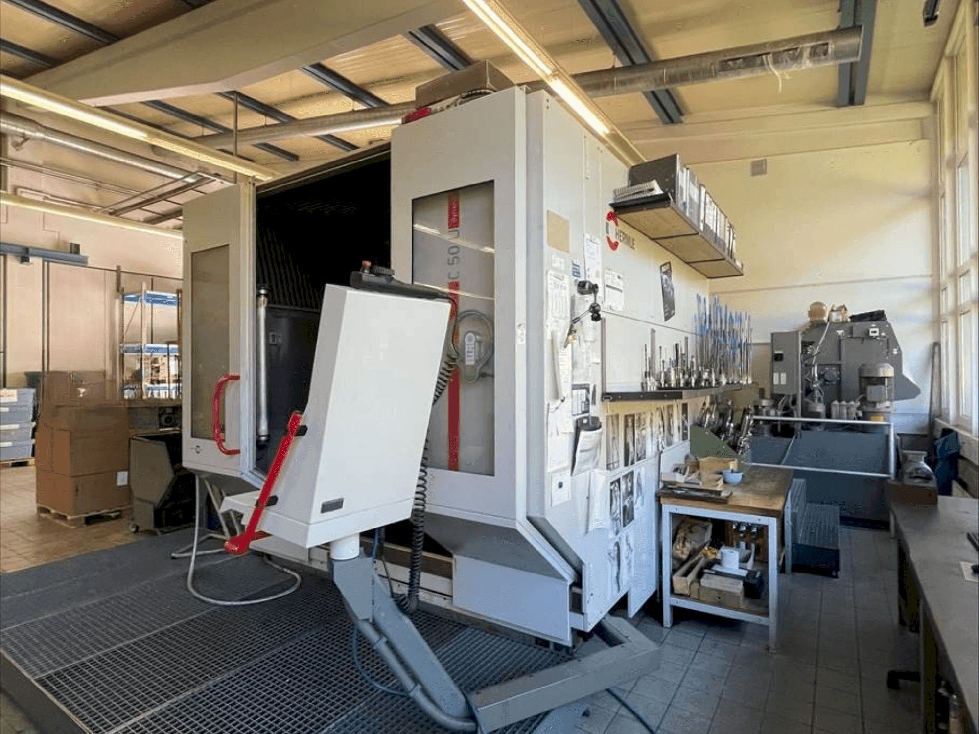 Vista frontale della macchina HERMLE C50U