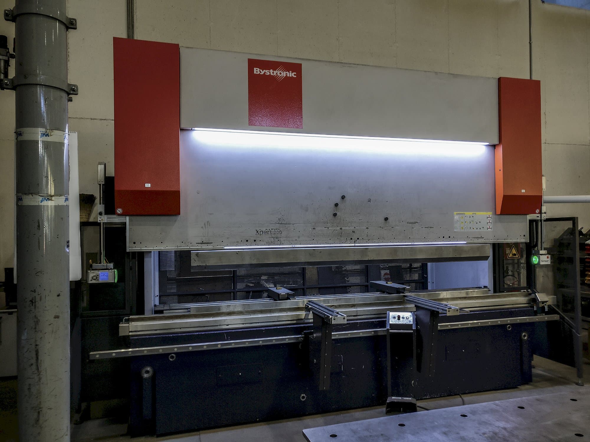 Vista frontale della macchina Bystronic Xpert 200x4100