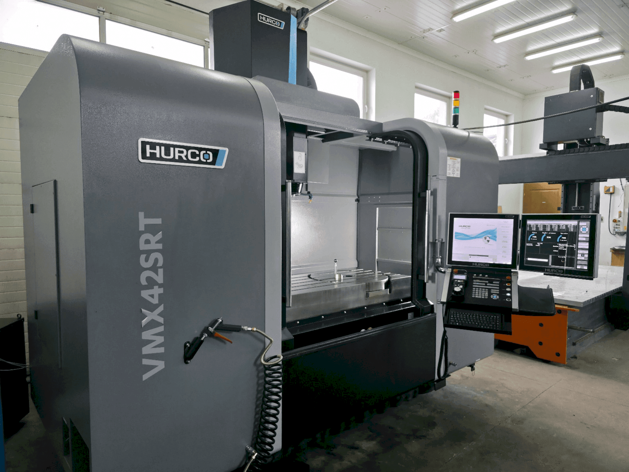Vista frontale della macchina Hurco VMX 42SRTi