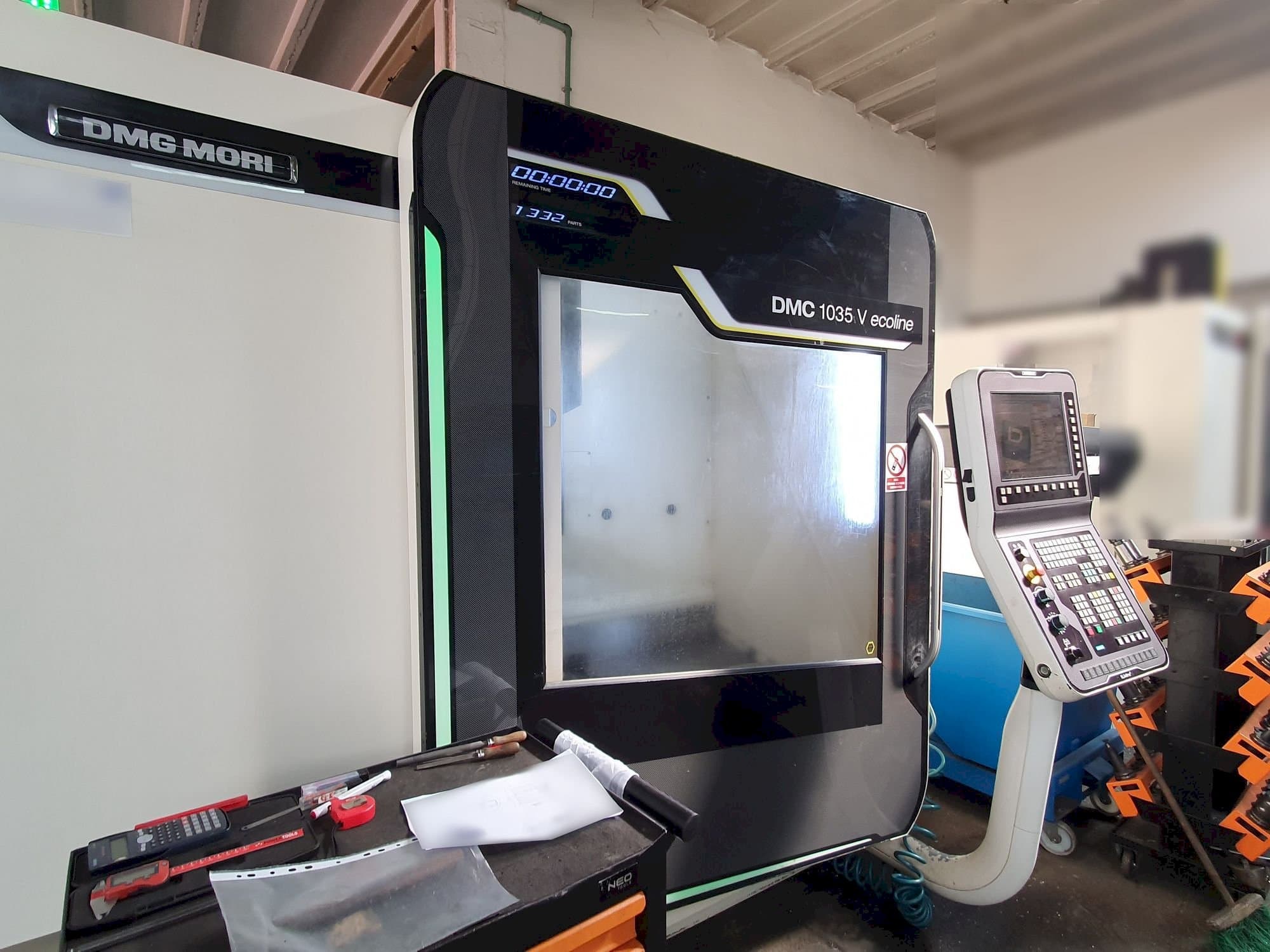 Vista frontale della macchina DMG MORI DMC 1035V Ecoline