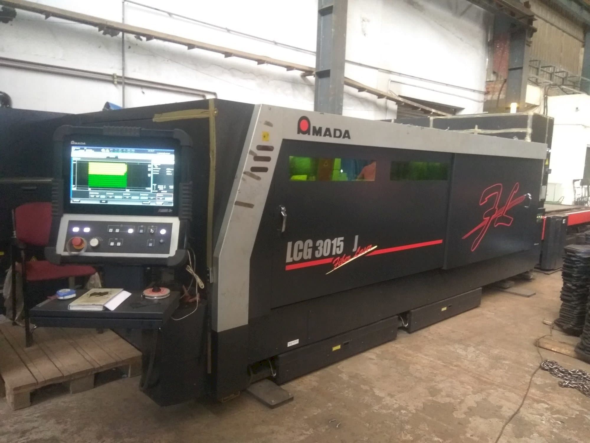 Vista frontale della macchina AMADA LCG3015AJ