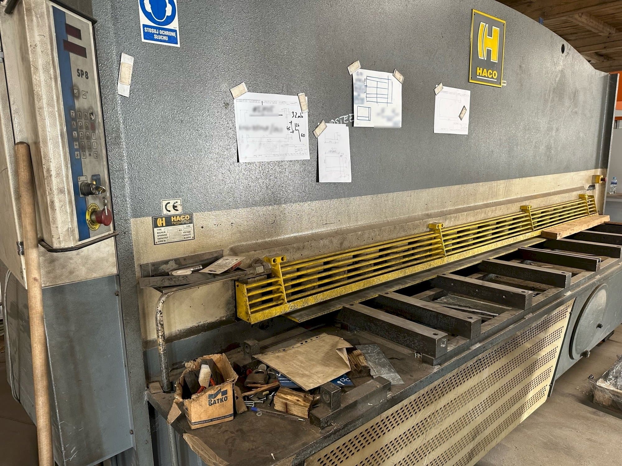 Vista frontale della macchina HACO TS 3012