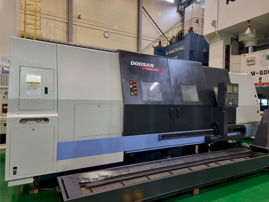 Vista frontale della macchina Doosan Puma 600L