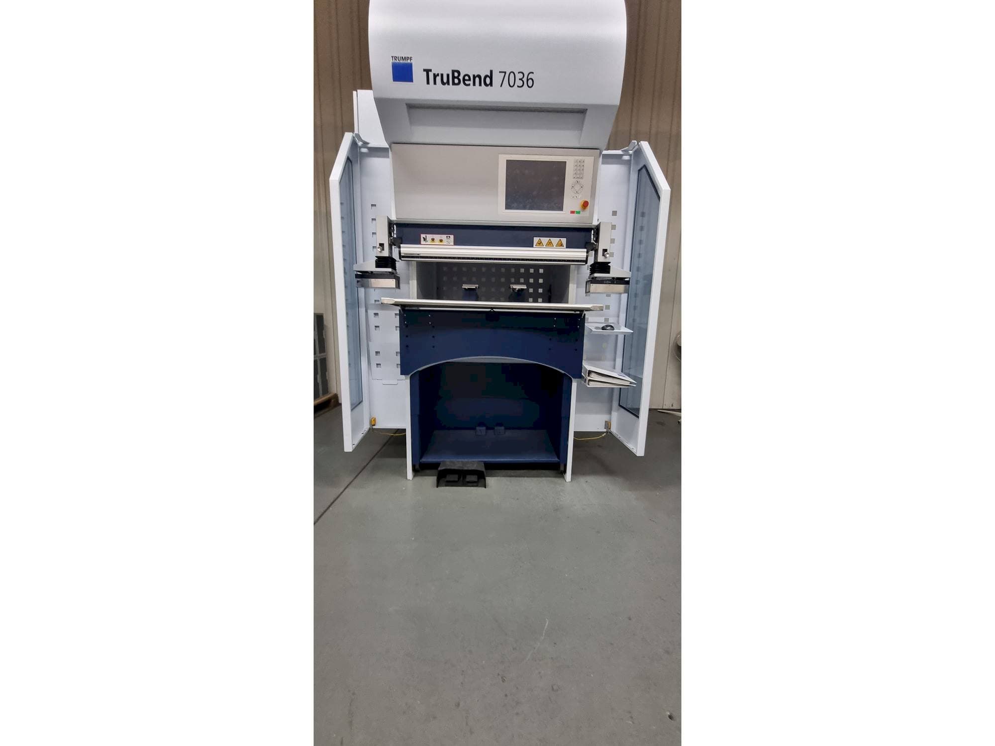 Vista frontale della macchina TRUMPF TruBend 7036