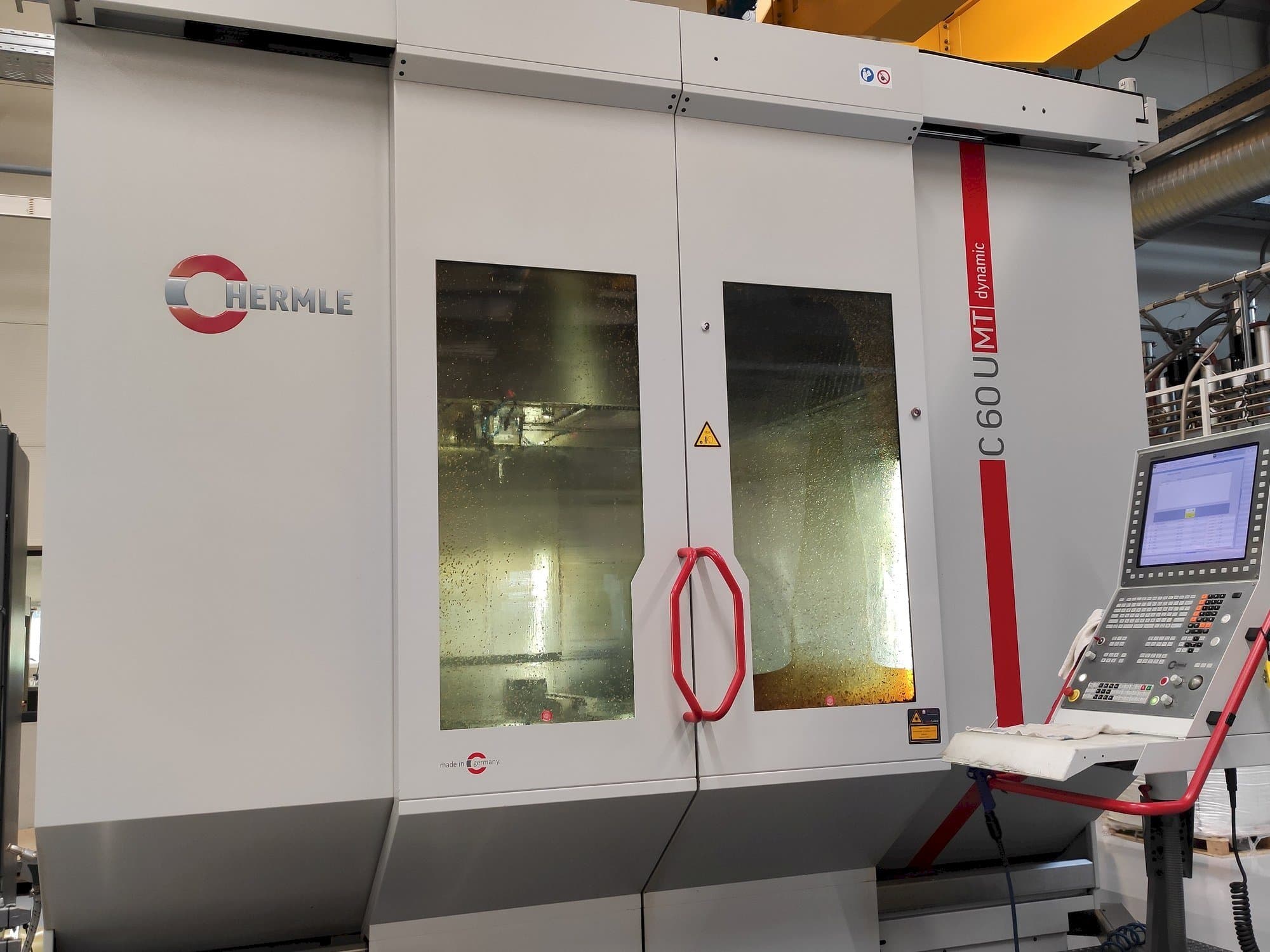 Vista frontale della macchina HERMLE C 60 U MT