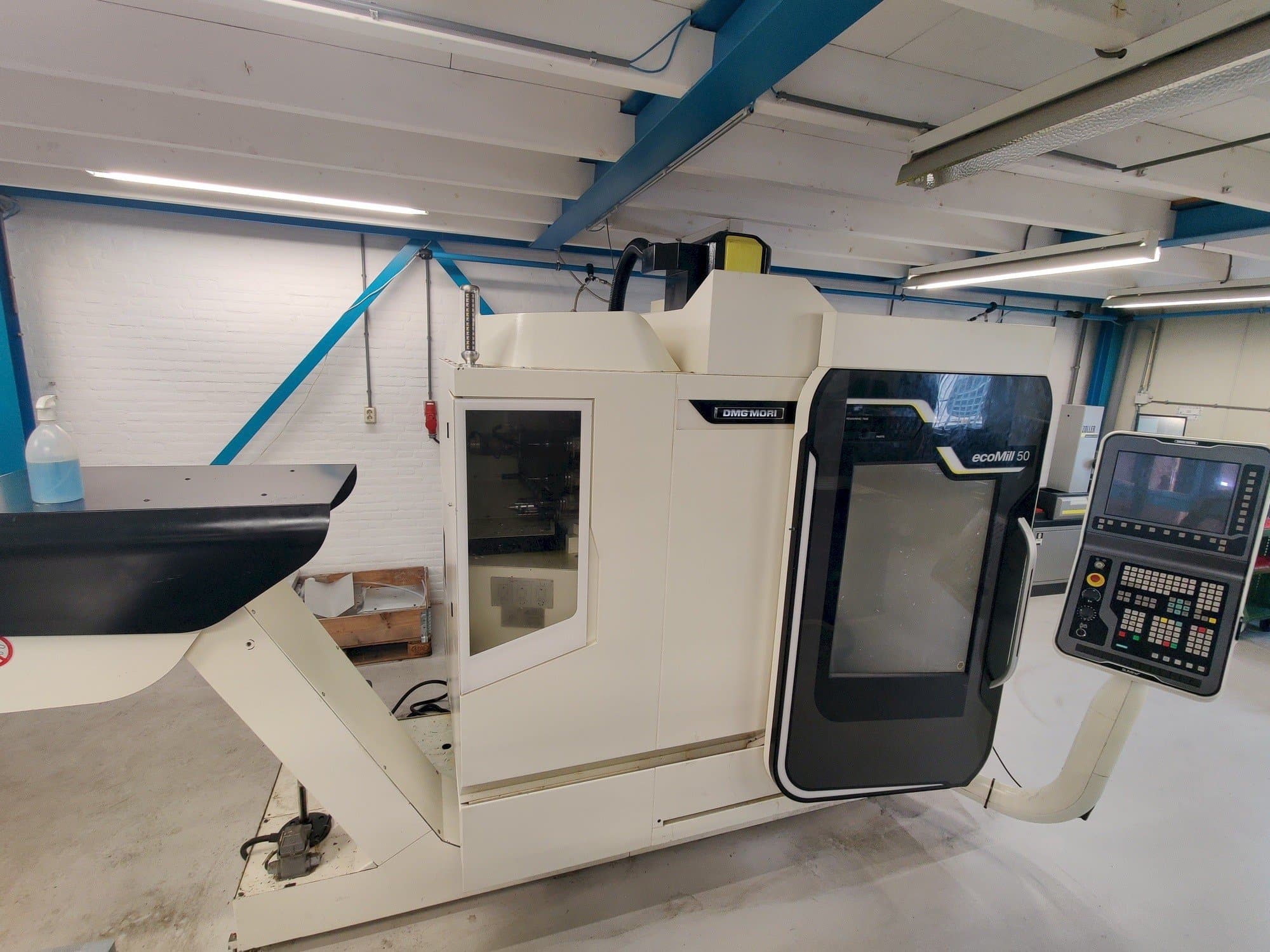 Vista frontale della macchina DMG MORI DMU 50 ecoline