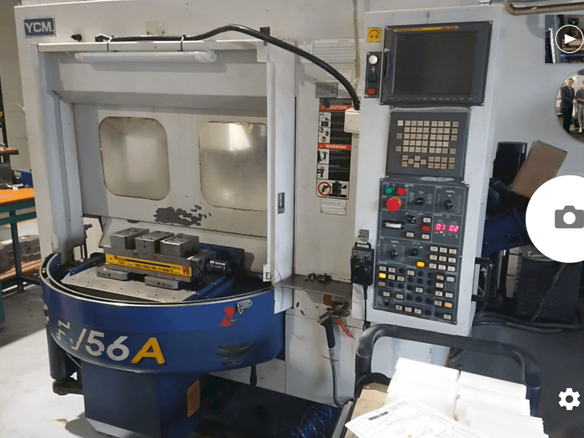 Vista frontale della macchina YCM FV56A