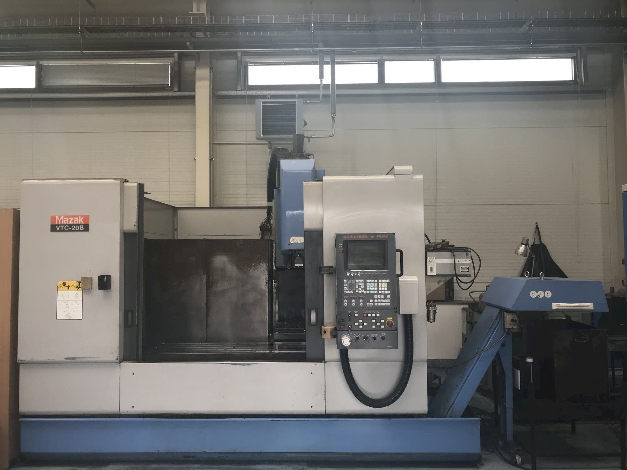 Vista frontale della macchina Mazak VTC-20B