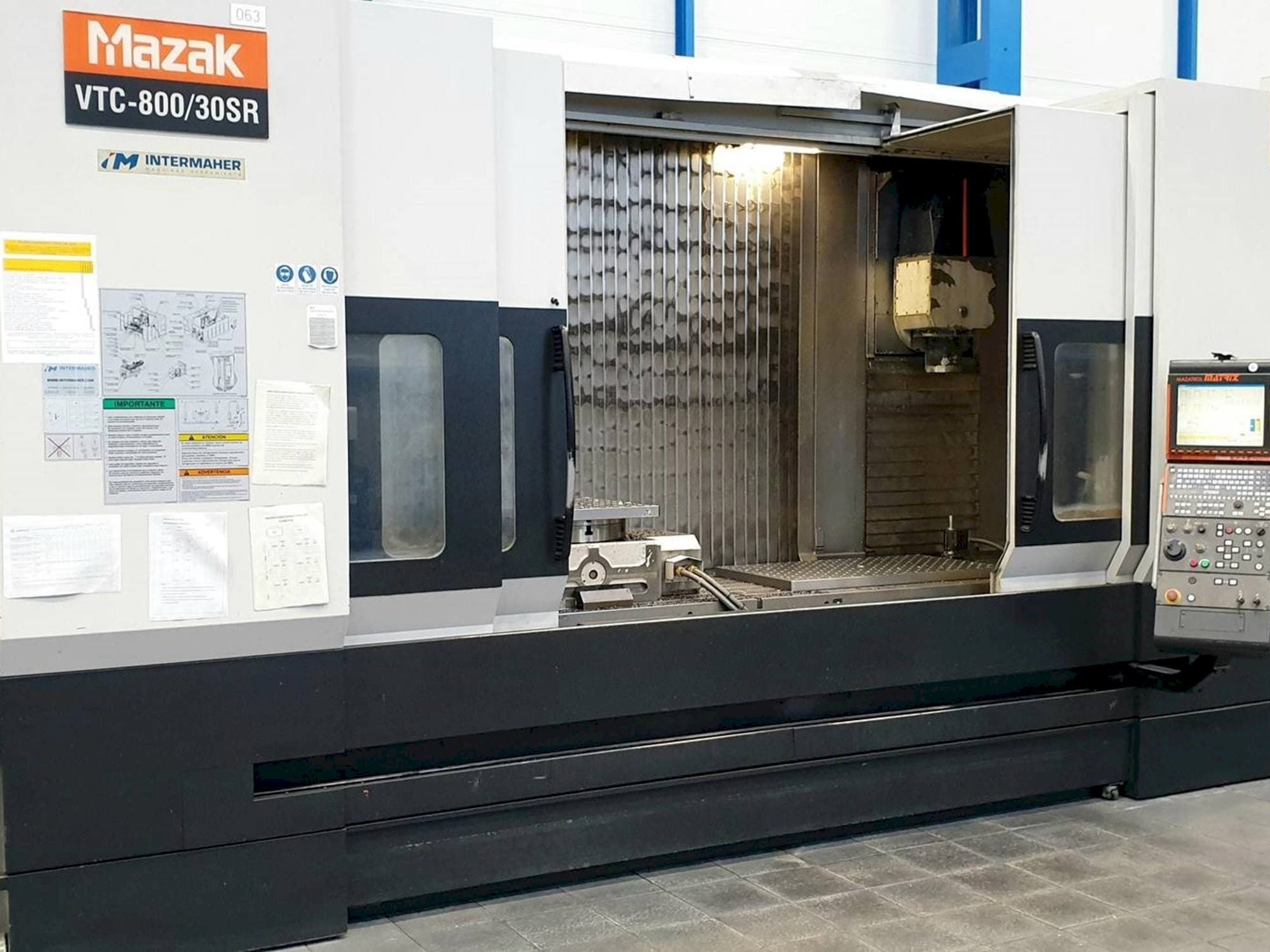 Vista frontale della macchina Mazak VTC-800/30SR