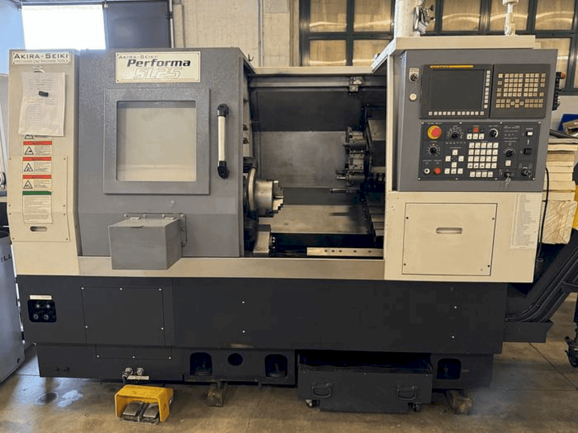 Vista frontale della macchina Akira Seiki Performa SL25