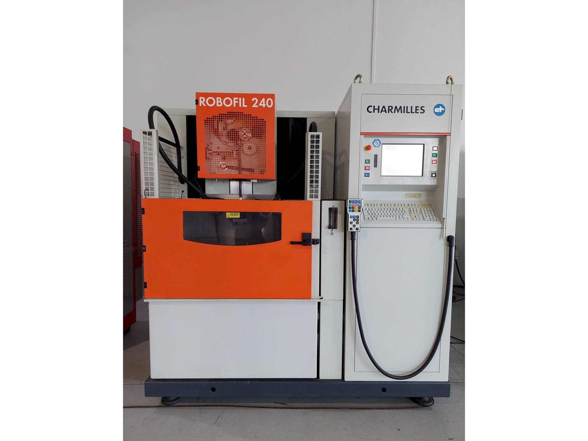 Vista frontale della macchina CHARMILLES ROBOFIL 240
