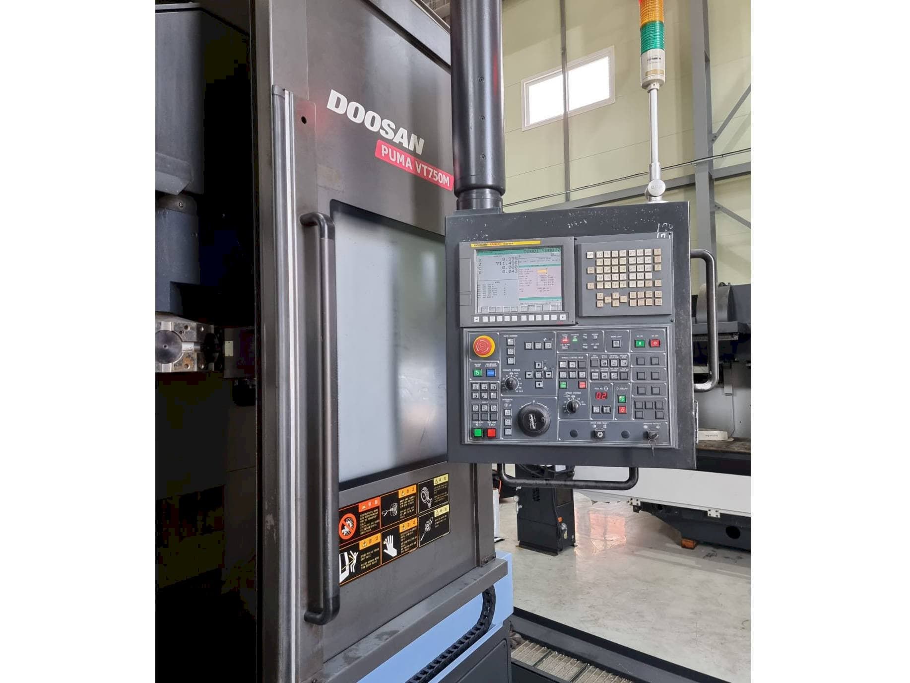 Vista laterale sinistra della macchina Doosan Puma VT750M