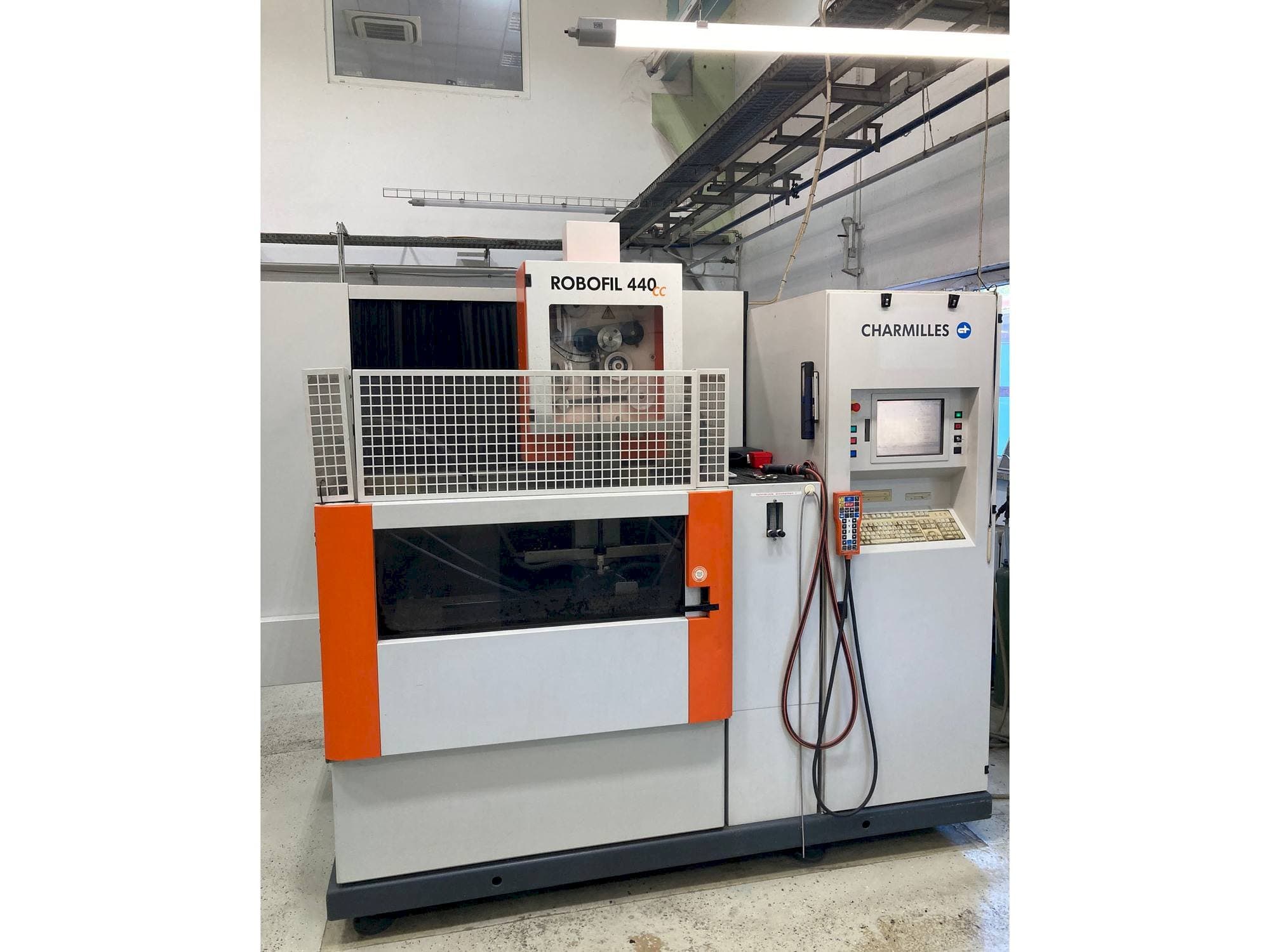 Vista frontale della macchina CHARMILLES Robofil 440 CC