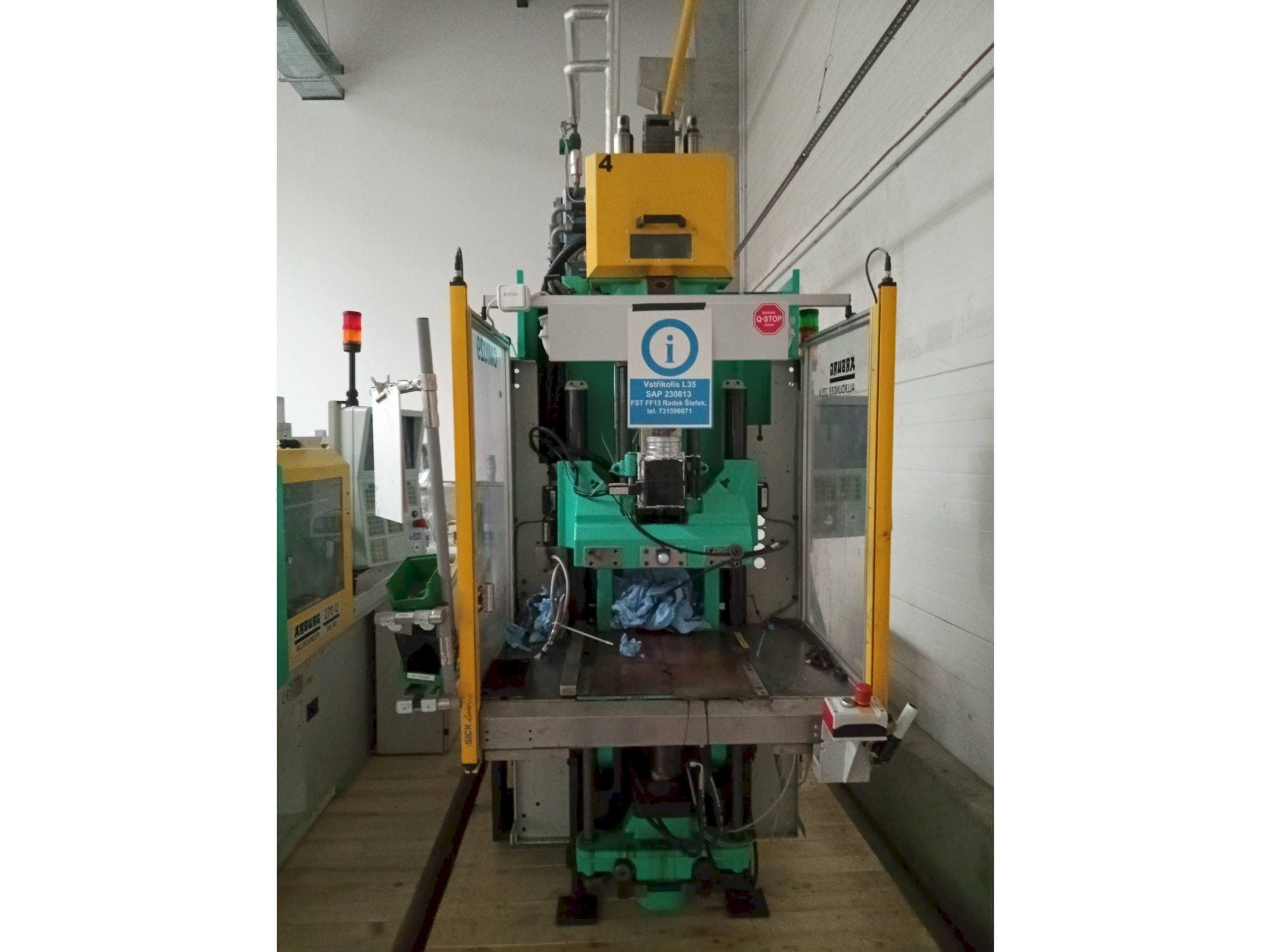 Vista frontale della macchina Arburg Allrounder 275V 250-70