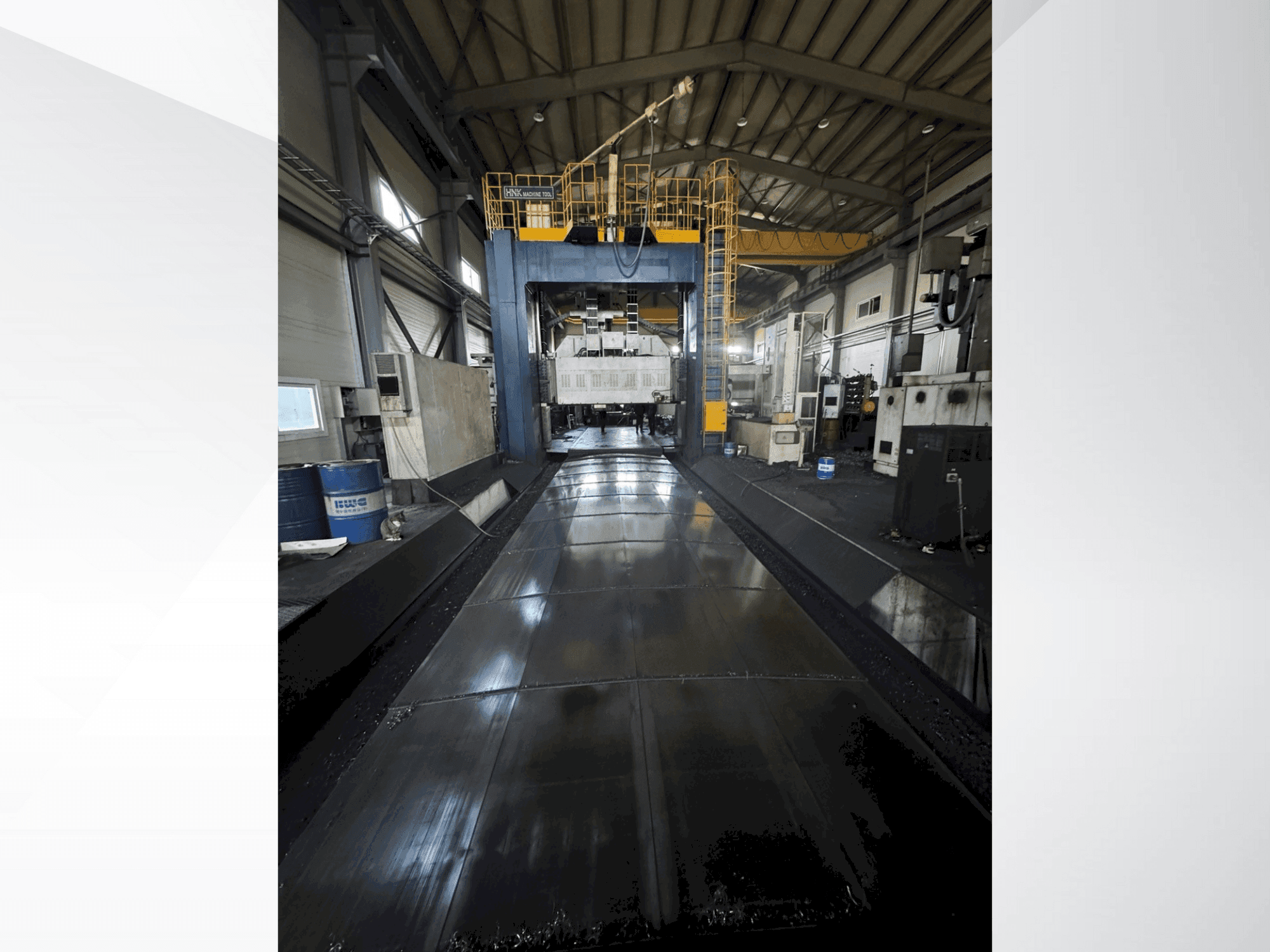 Vista frontale della macchina HNK HPM 30M