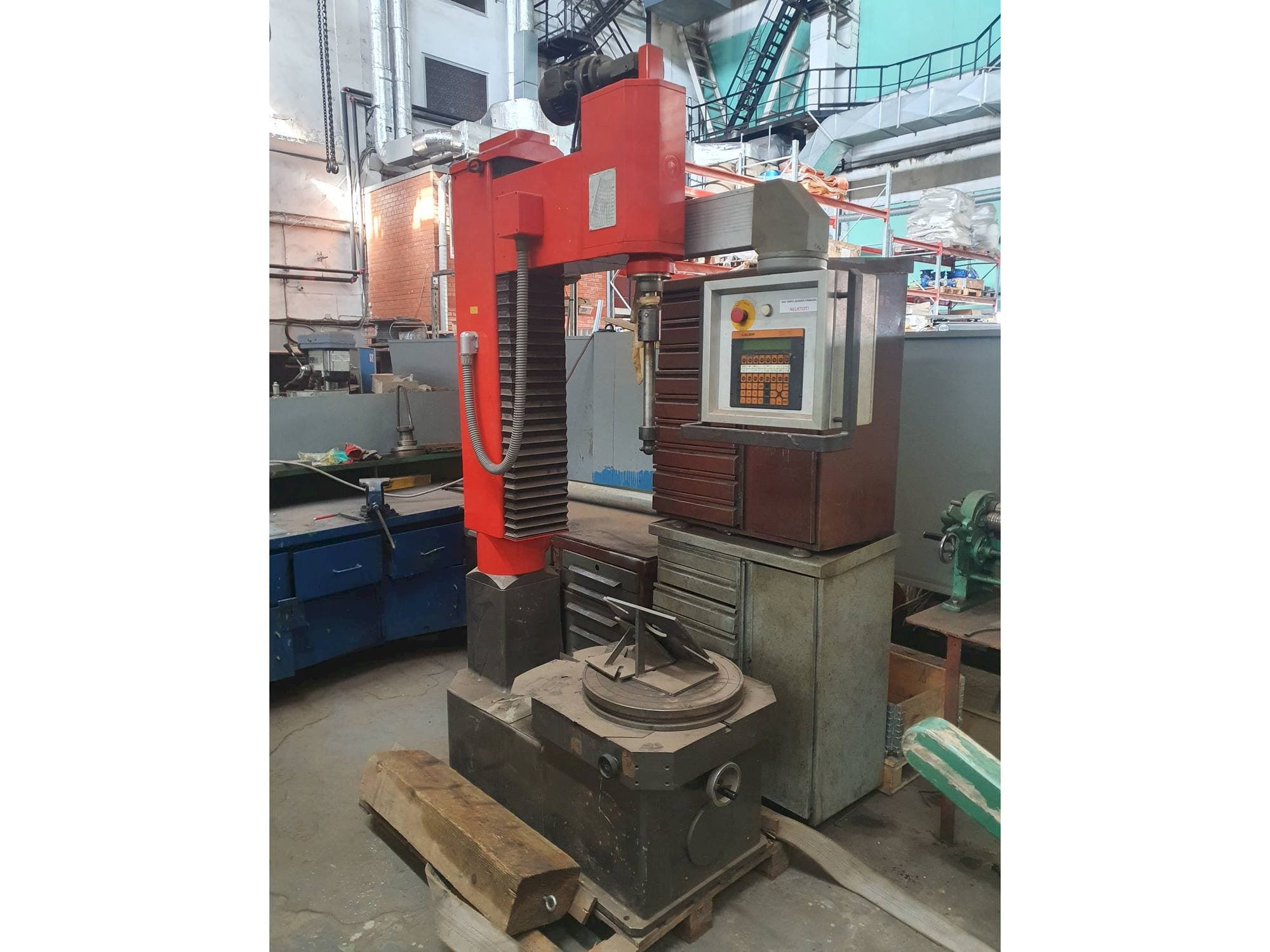 Vista frontale della macchina TAUMELUS III N