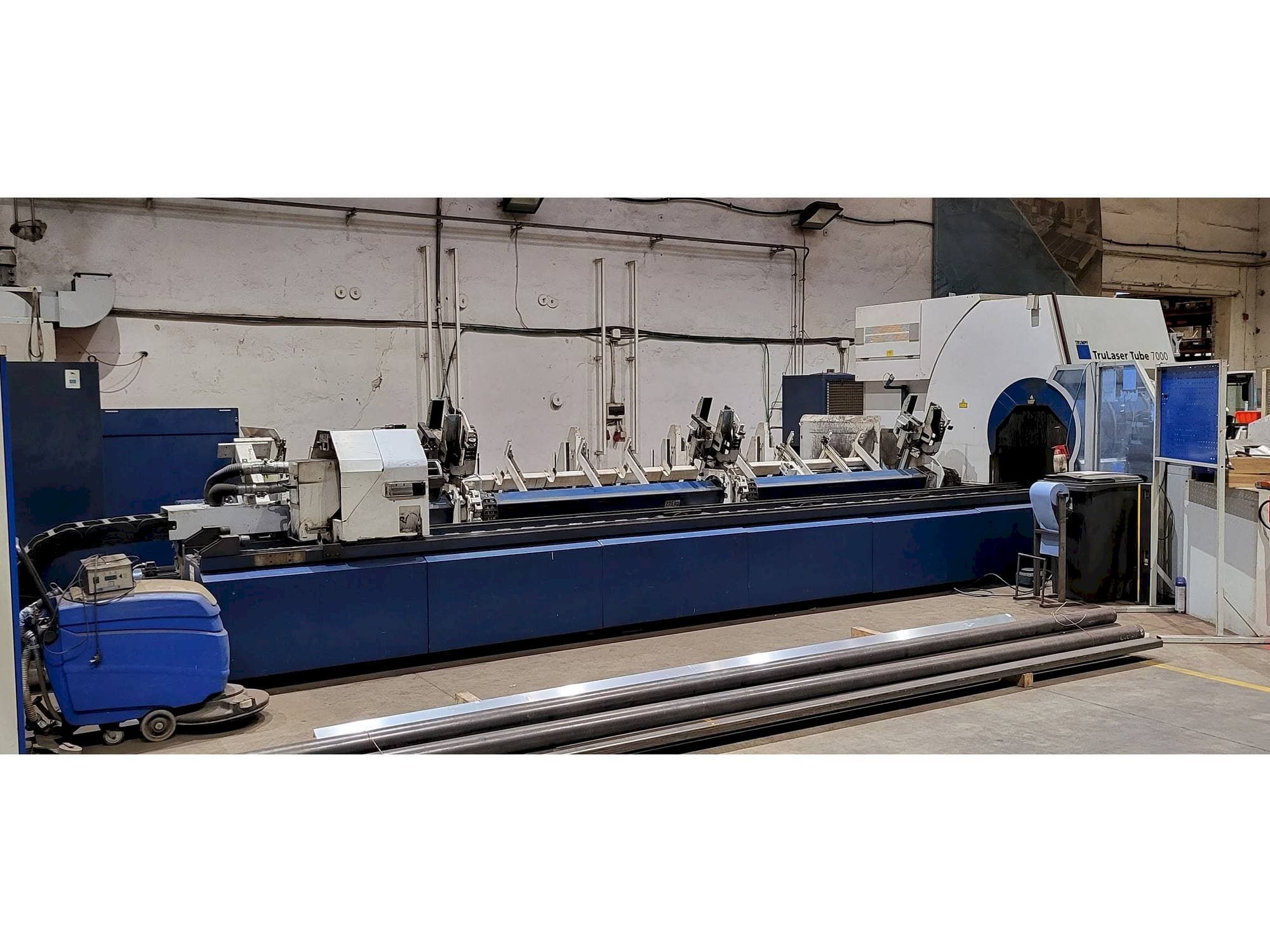 Vista frontale della macchina Trumpf TruLaser Tube 7000