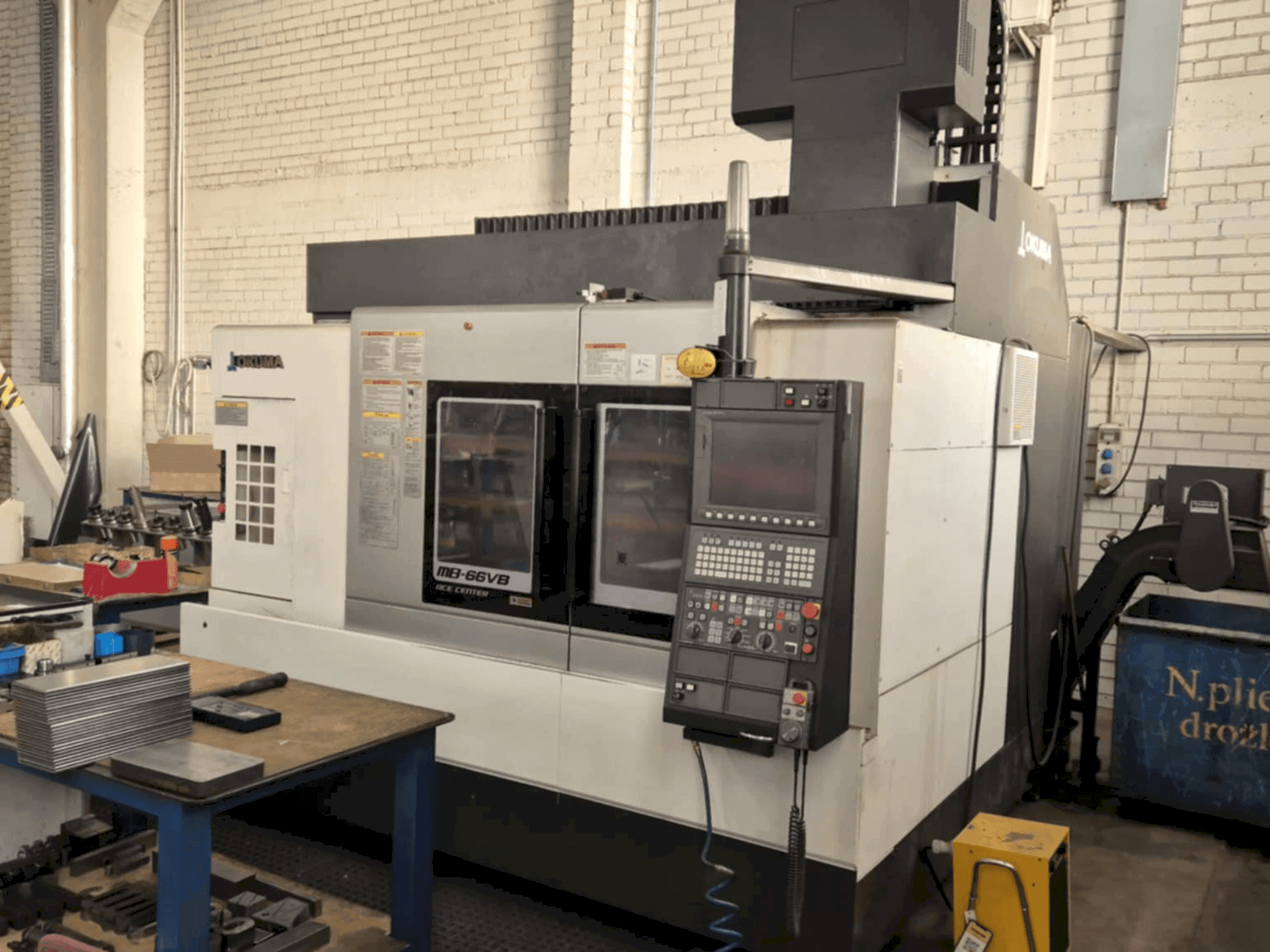 Vista frontale della macchina Okuma MB-66VB